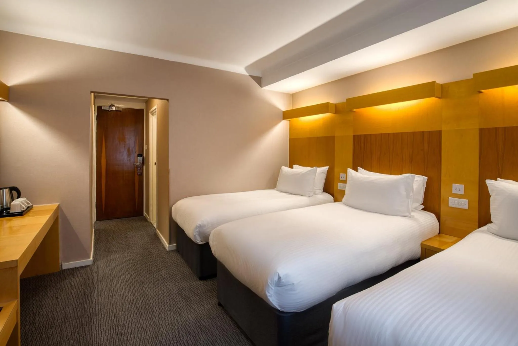 Photo of the whole room, Bed in Tavistock Hotel