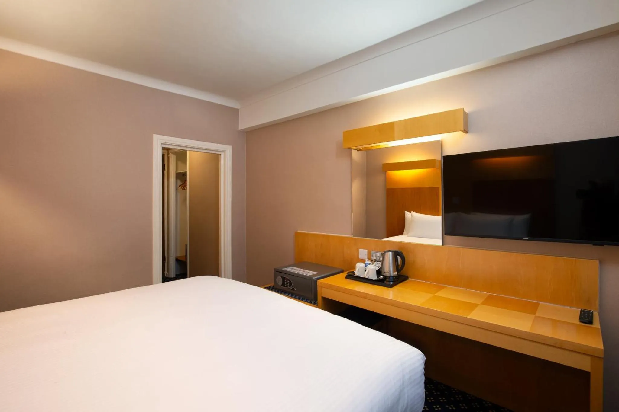 Photo of the whole room, Bed in Tavistock Hotel