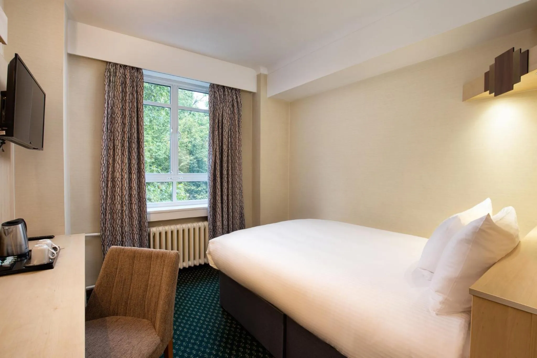 Photo of the whole room, Bed in Tavistock Hotel