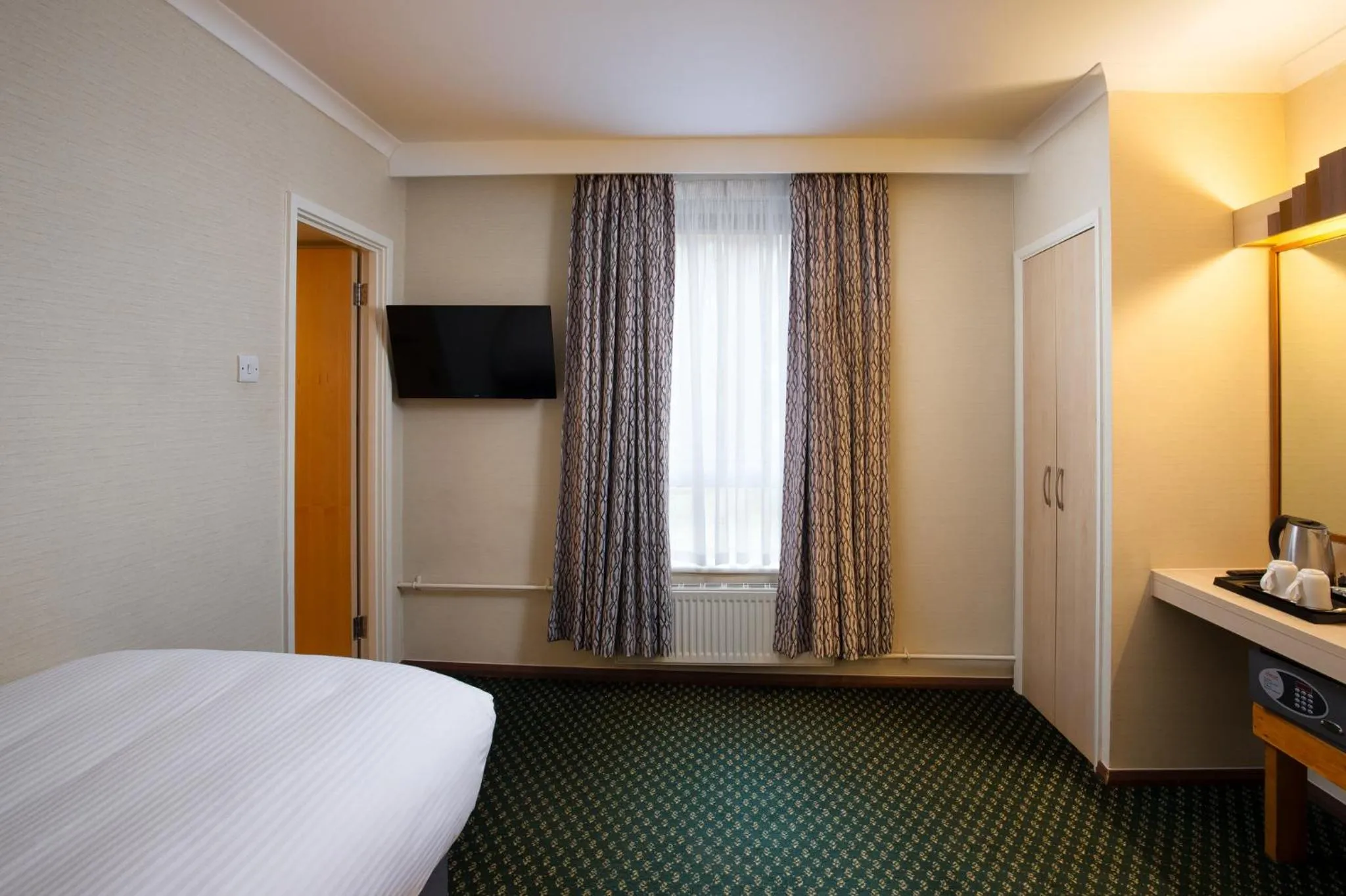 Photo of the whole room, Bed in Tavistock Hotel