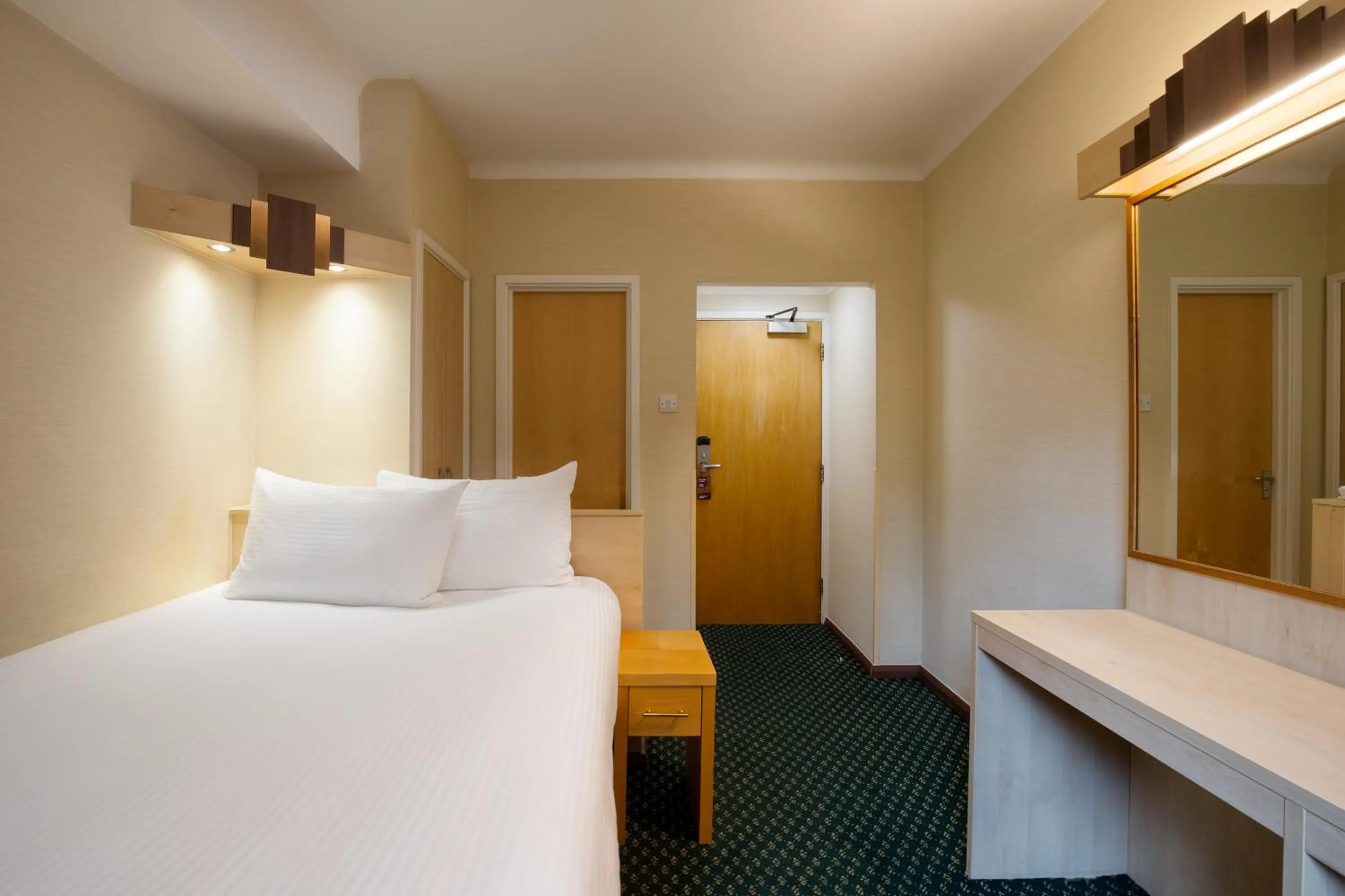 Bedroom, Bed in Tavistock Hotel