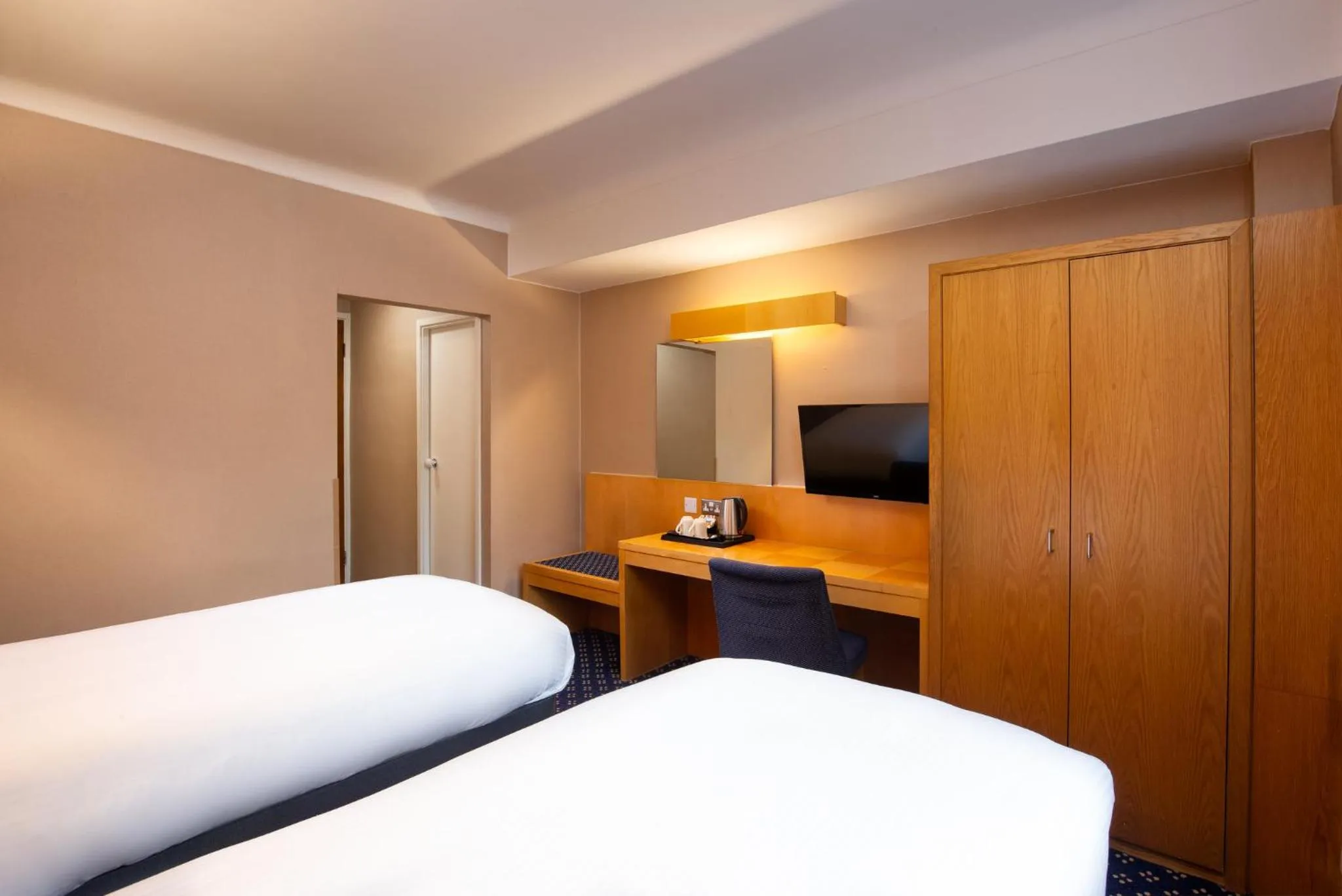 Photo of the whole room, Bed in Tavistock Hotel