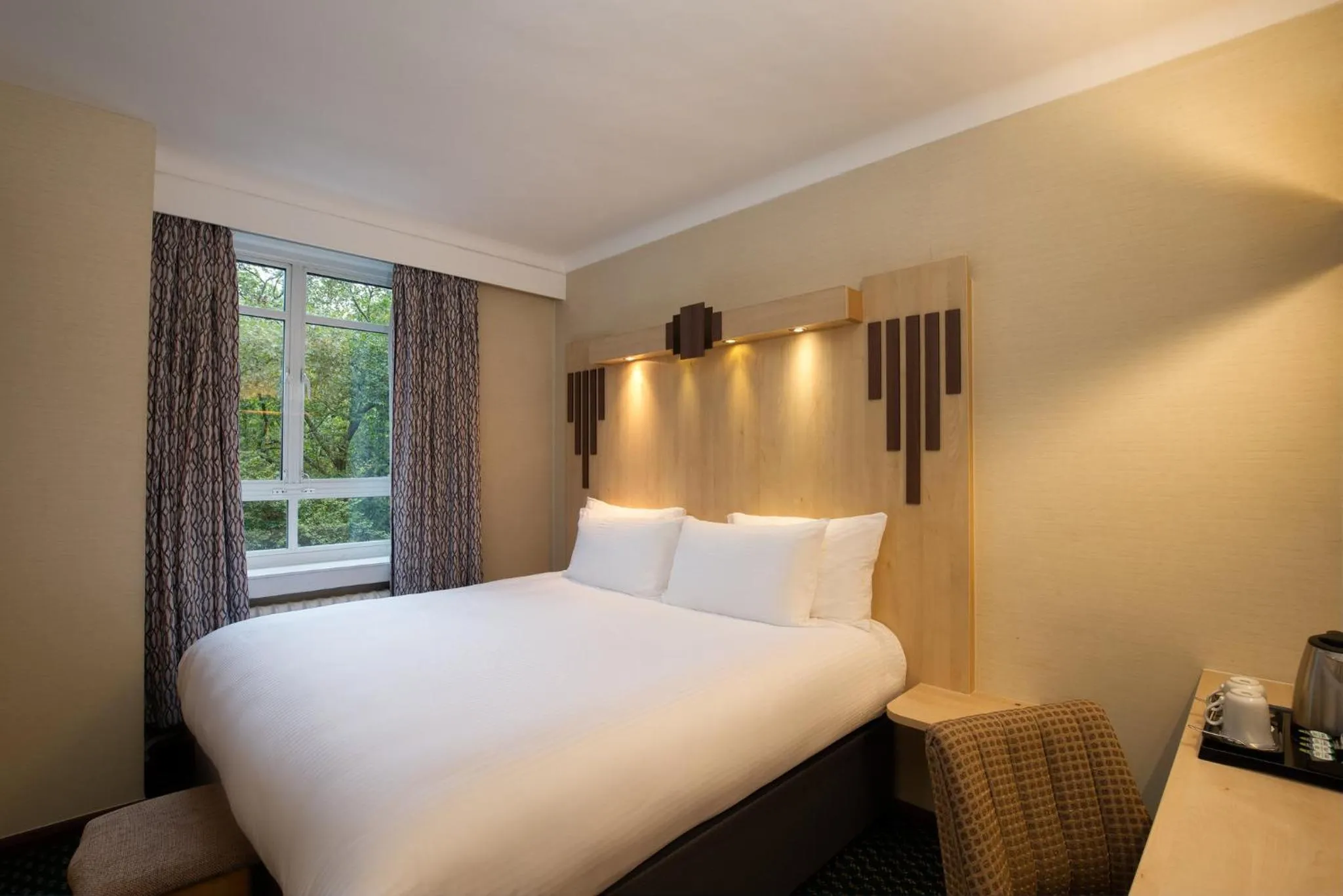 Photo of the whole room, Bed in Tavistock Hotel