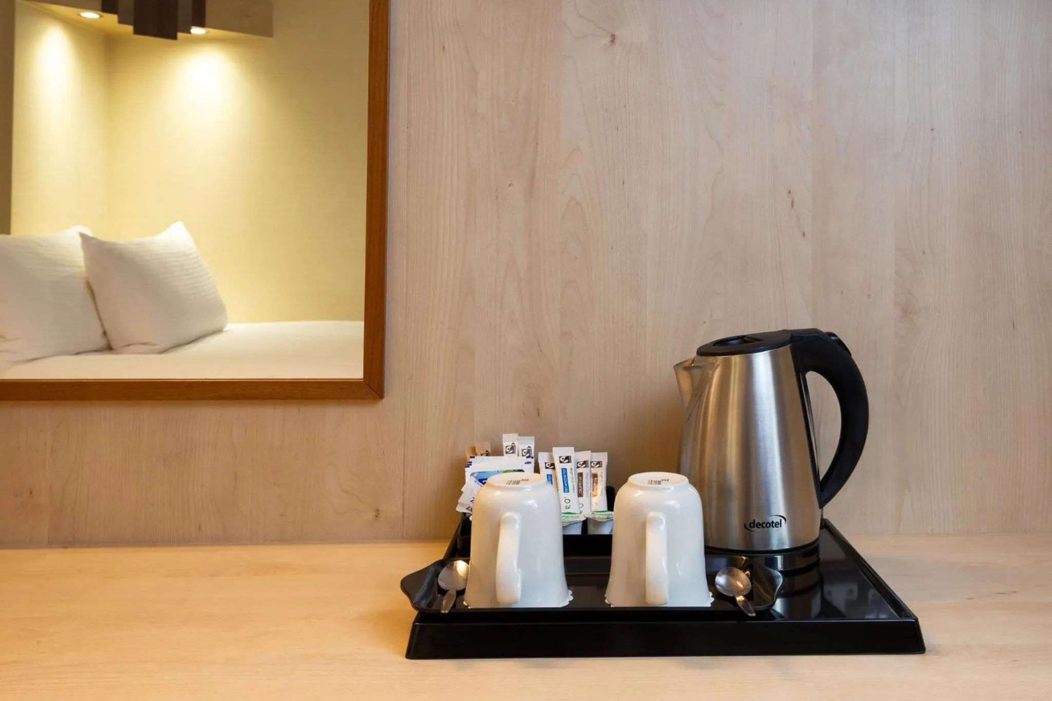 Photo of the whole room, Bed in Tavistock Hotel