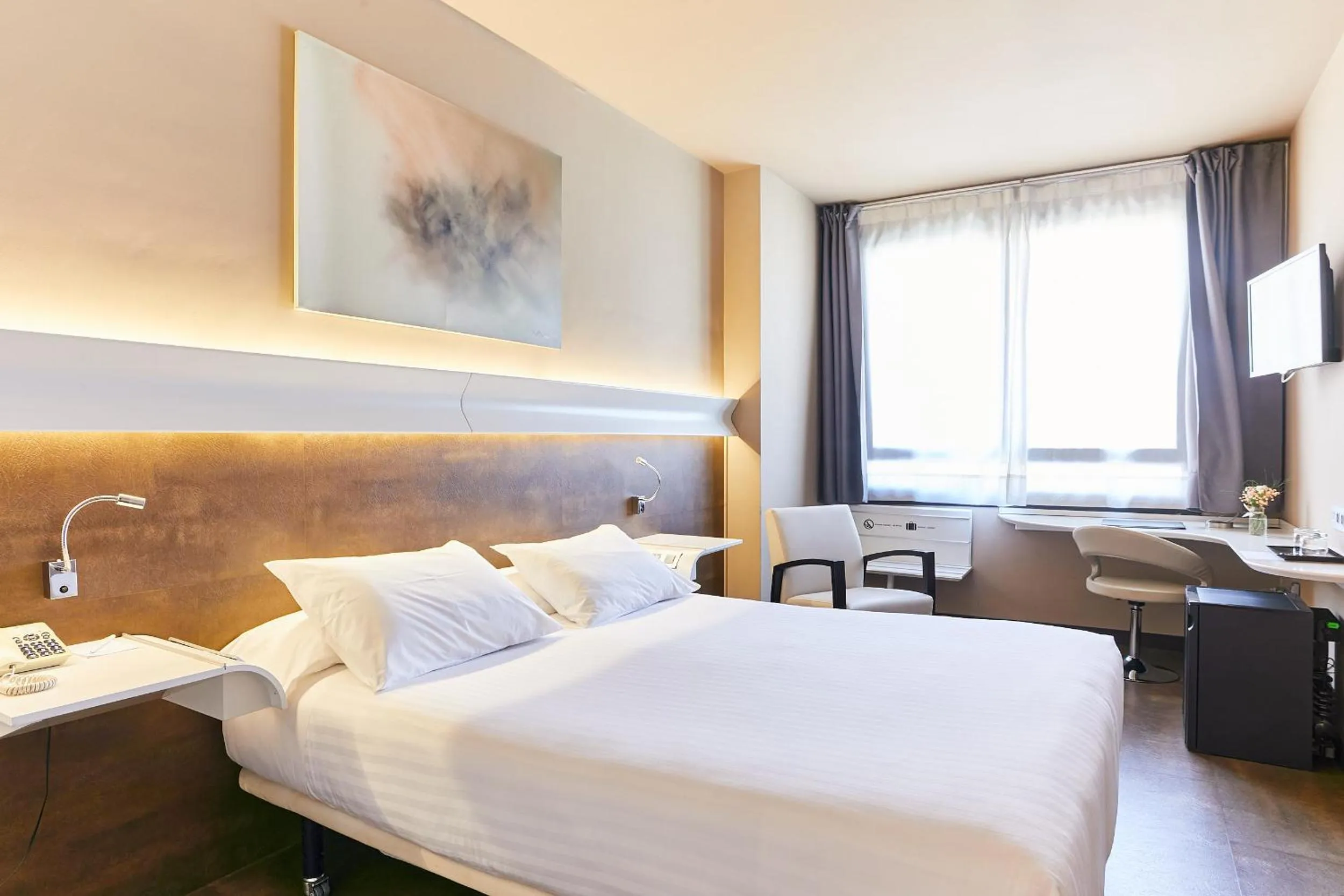 Photo of the whole room, Bed in Silken Monumental Naranco