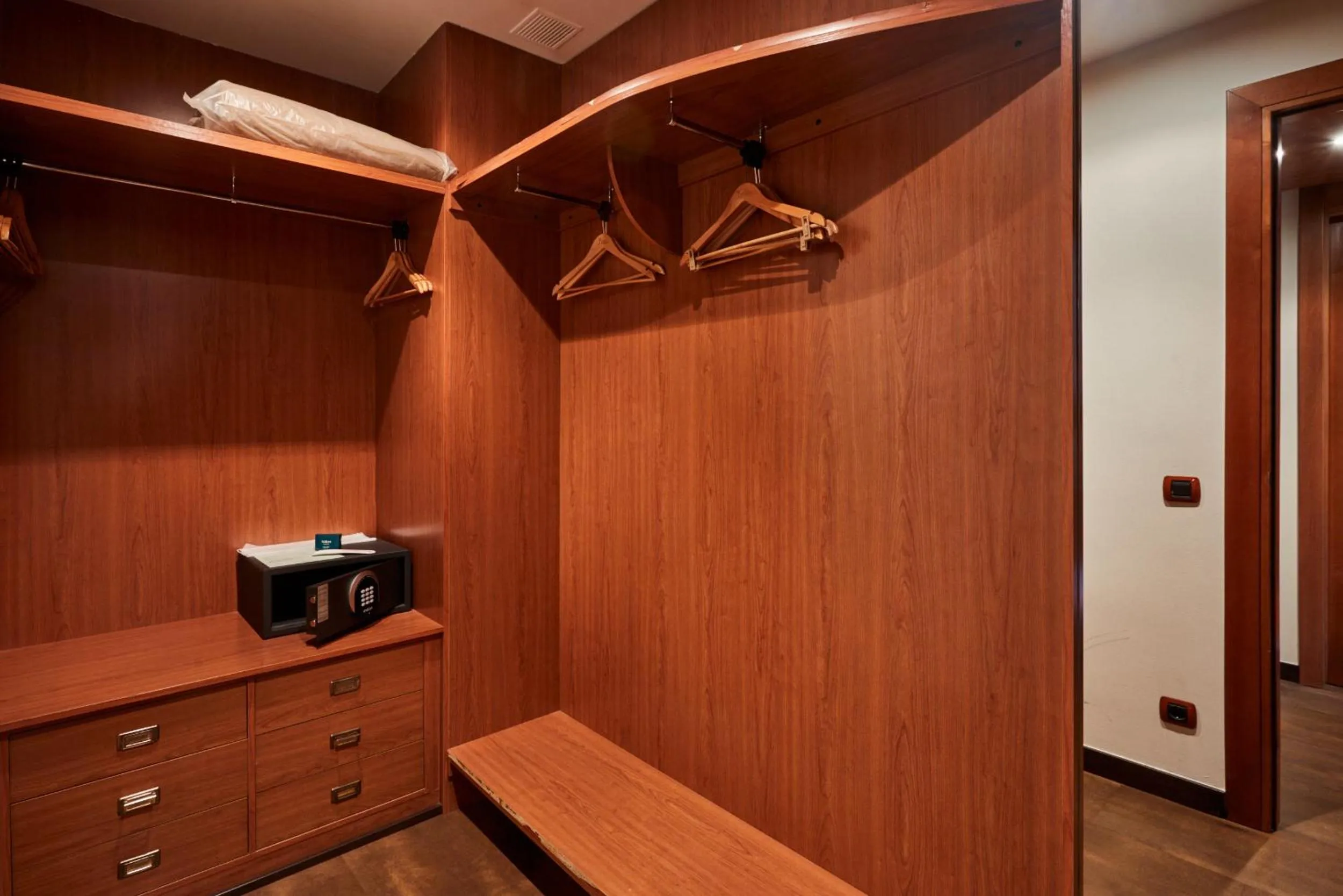 Photo of the whole room in Silken Monumental Naranco