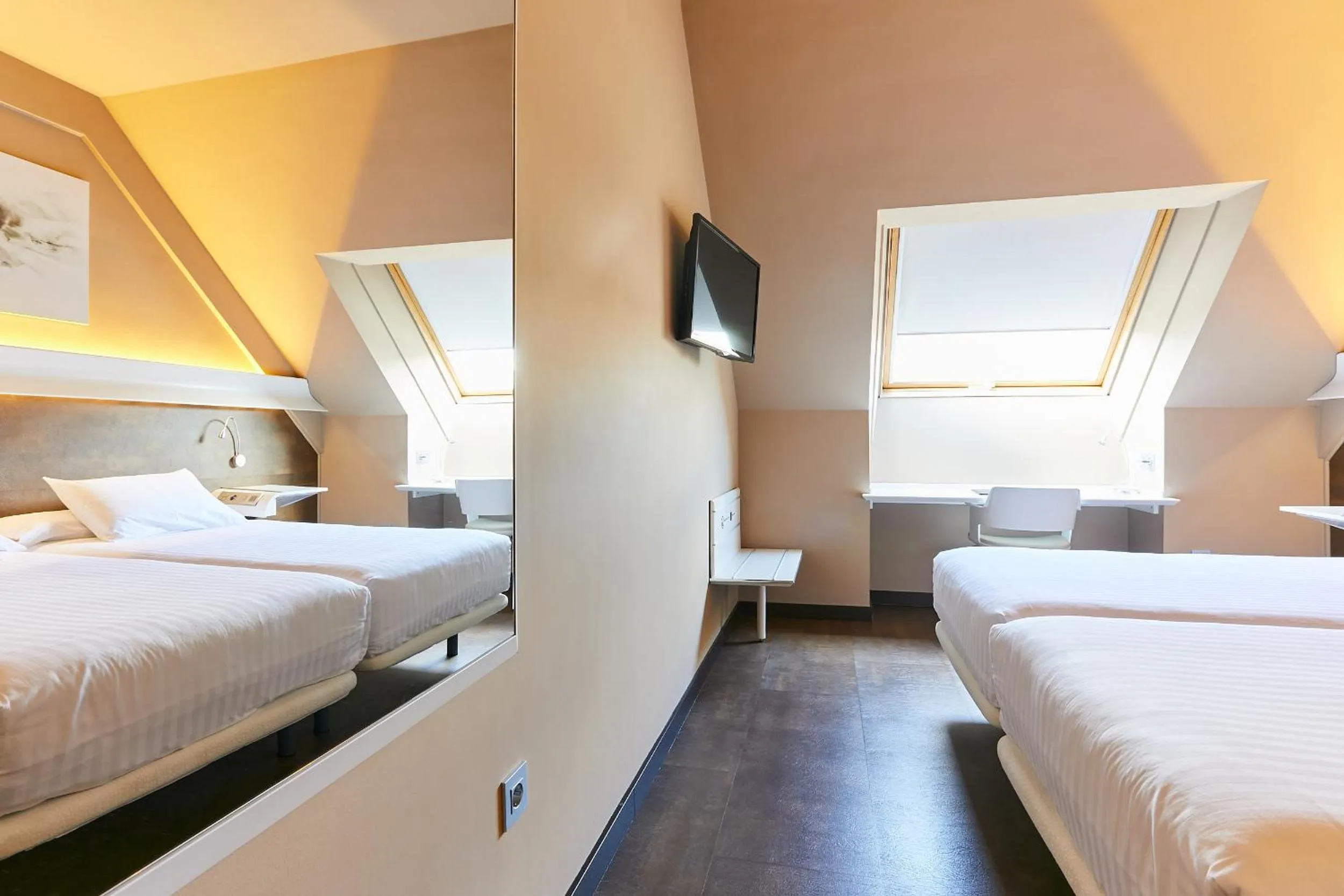 Photo of the whole room, Bed in Silken Monumental Naranco