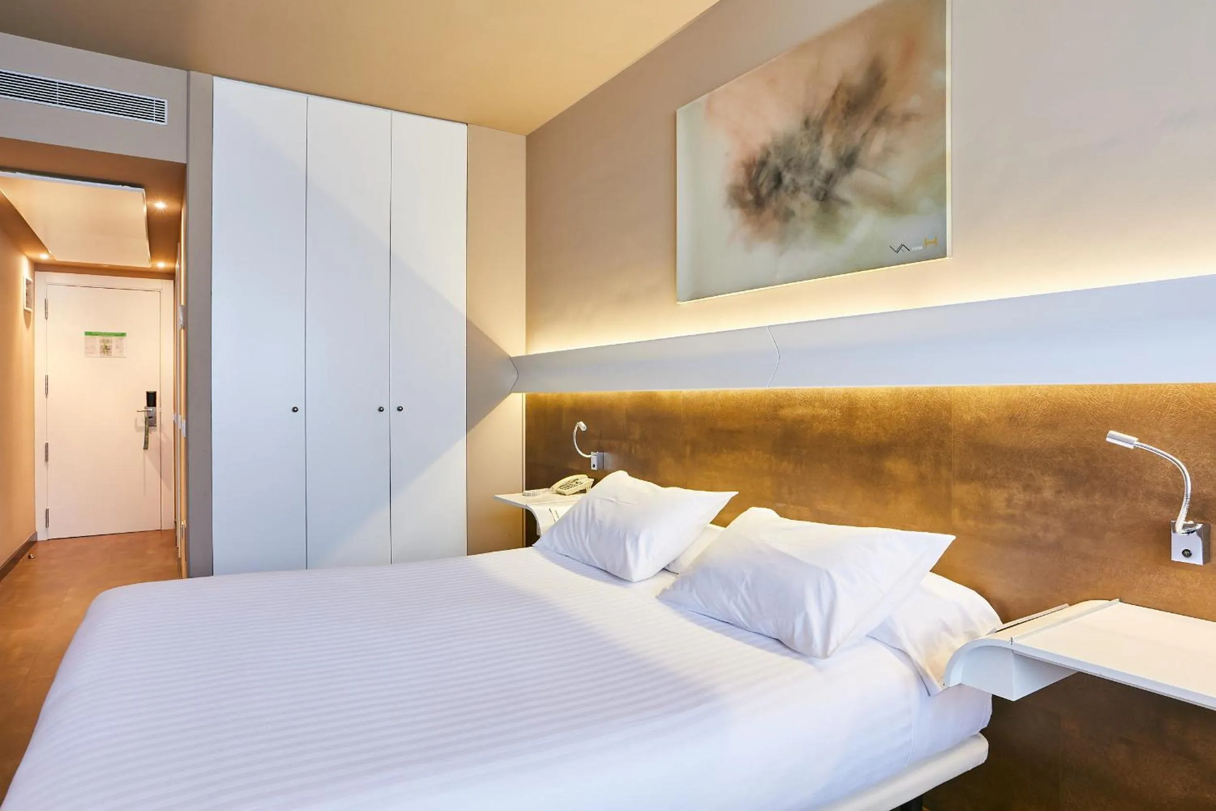 Photo of the whole room, Bed in Silken Monumental Naranco