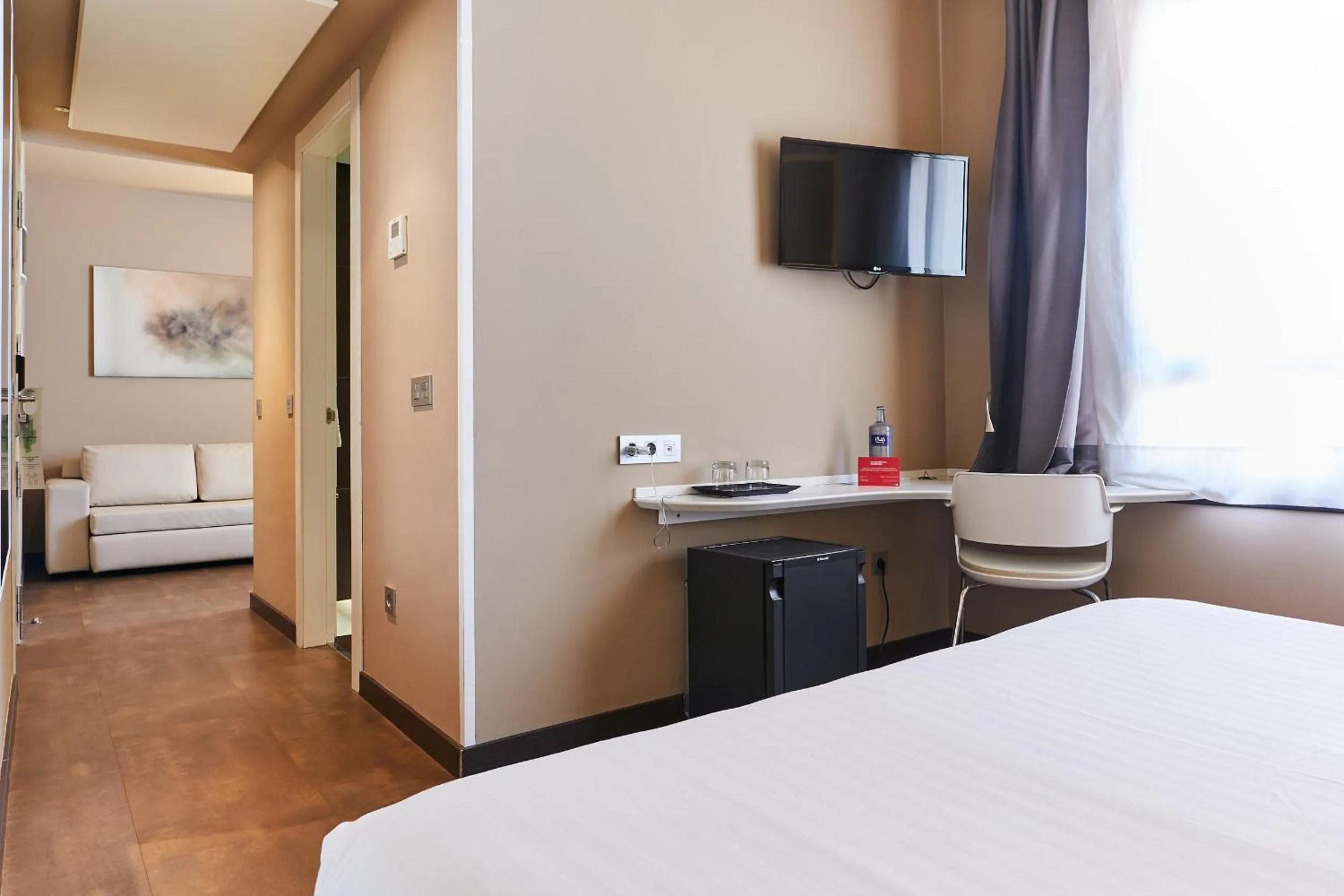 Photo of the whole room, Bed in Silken Monumental Naranco