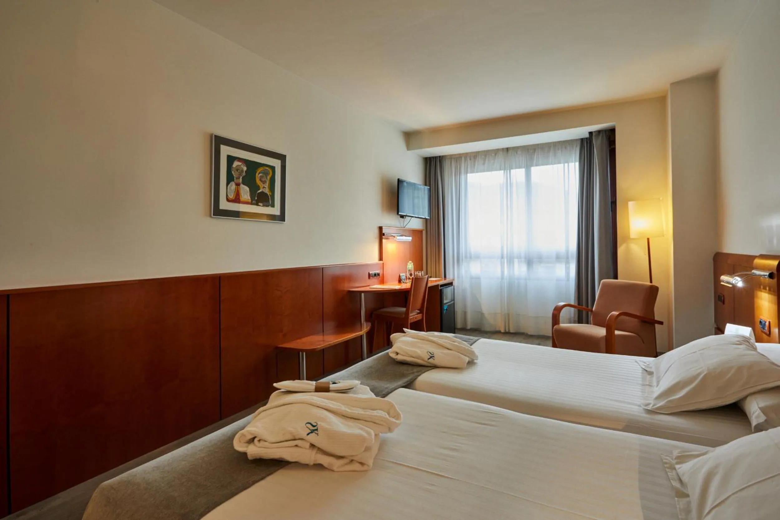 Photo of the whole room, Bed in Silken Monumental Naranco