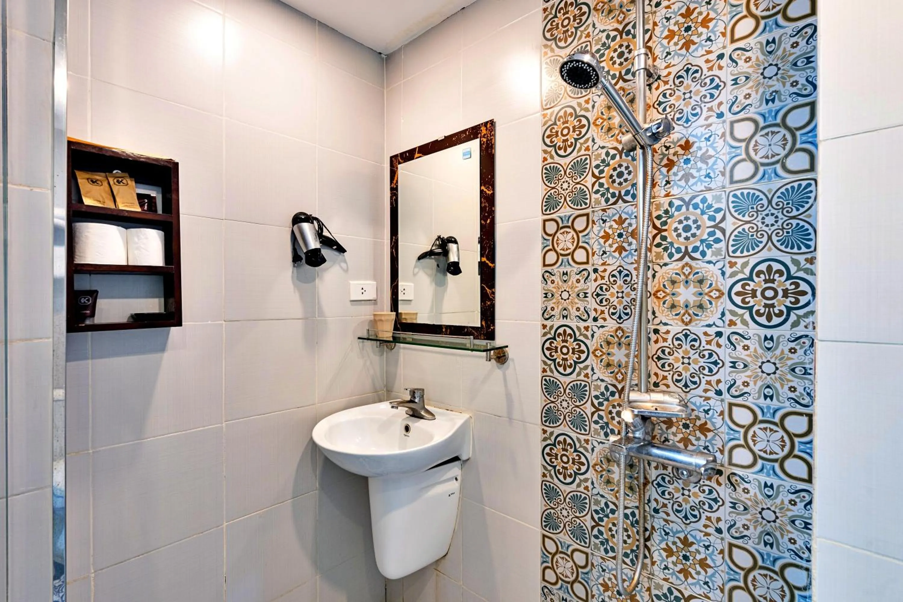 Shower in HANZ Ami Central Hotel