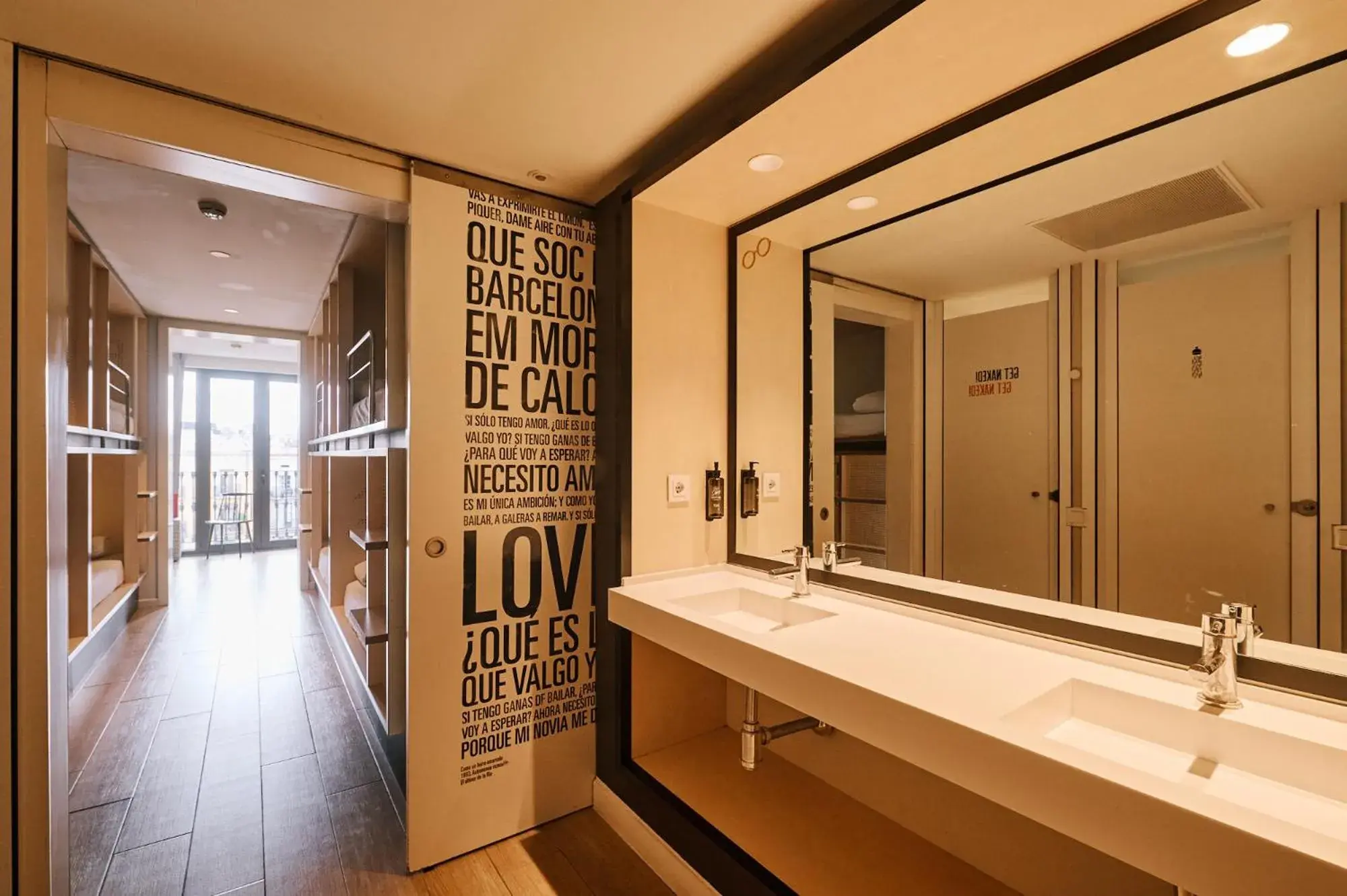 Bed in 8-Bed Mixed Dormitory Room in TOC Hostel Barcelona Bed in 8-Bed Mixed Dormitory Room in TOC Hostel Barcelona