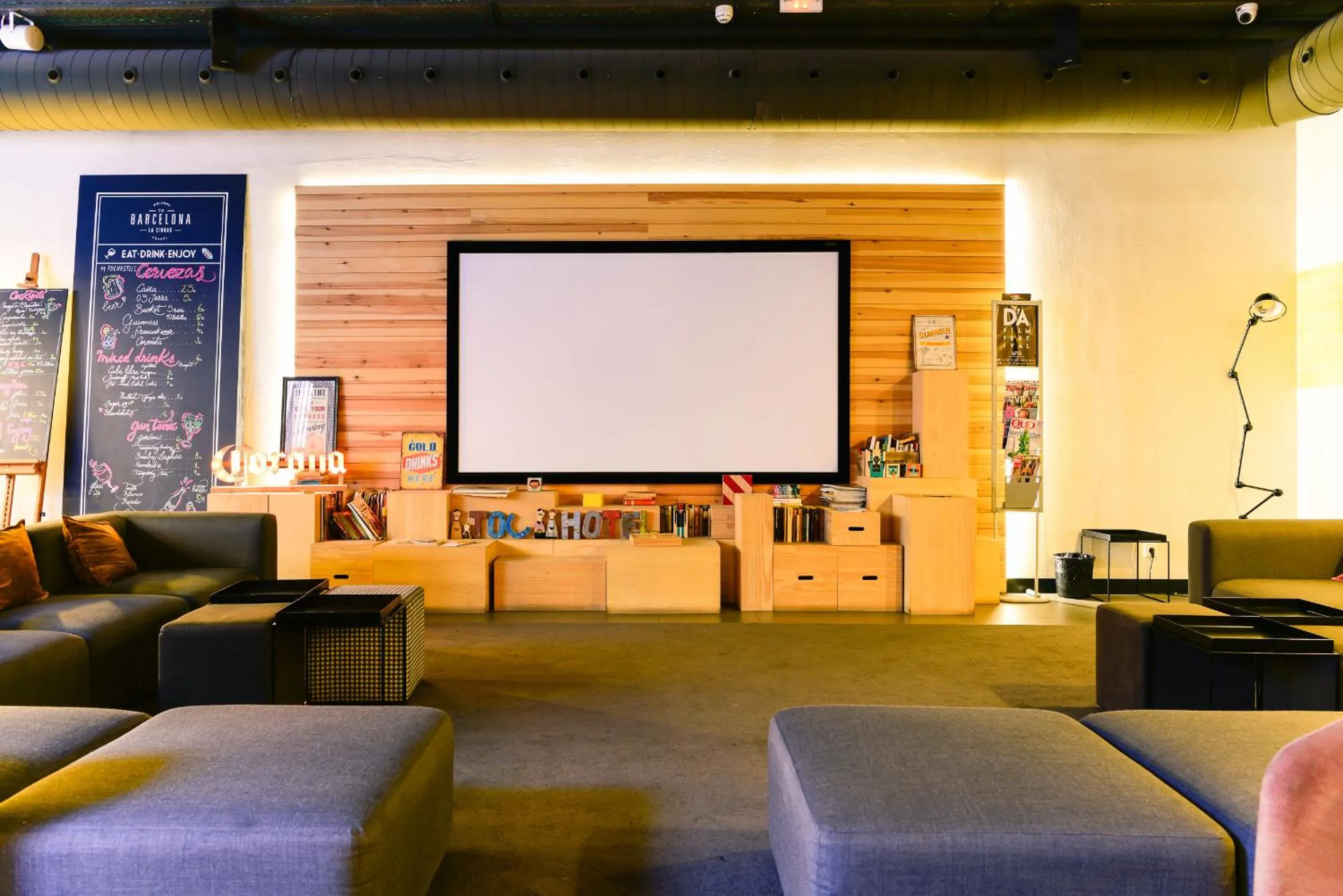 Communal lounge/ TV room in TOC Hostel Barcelona