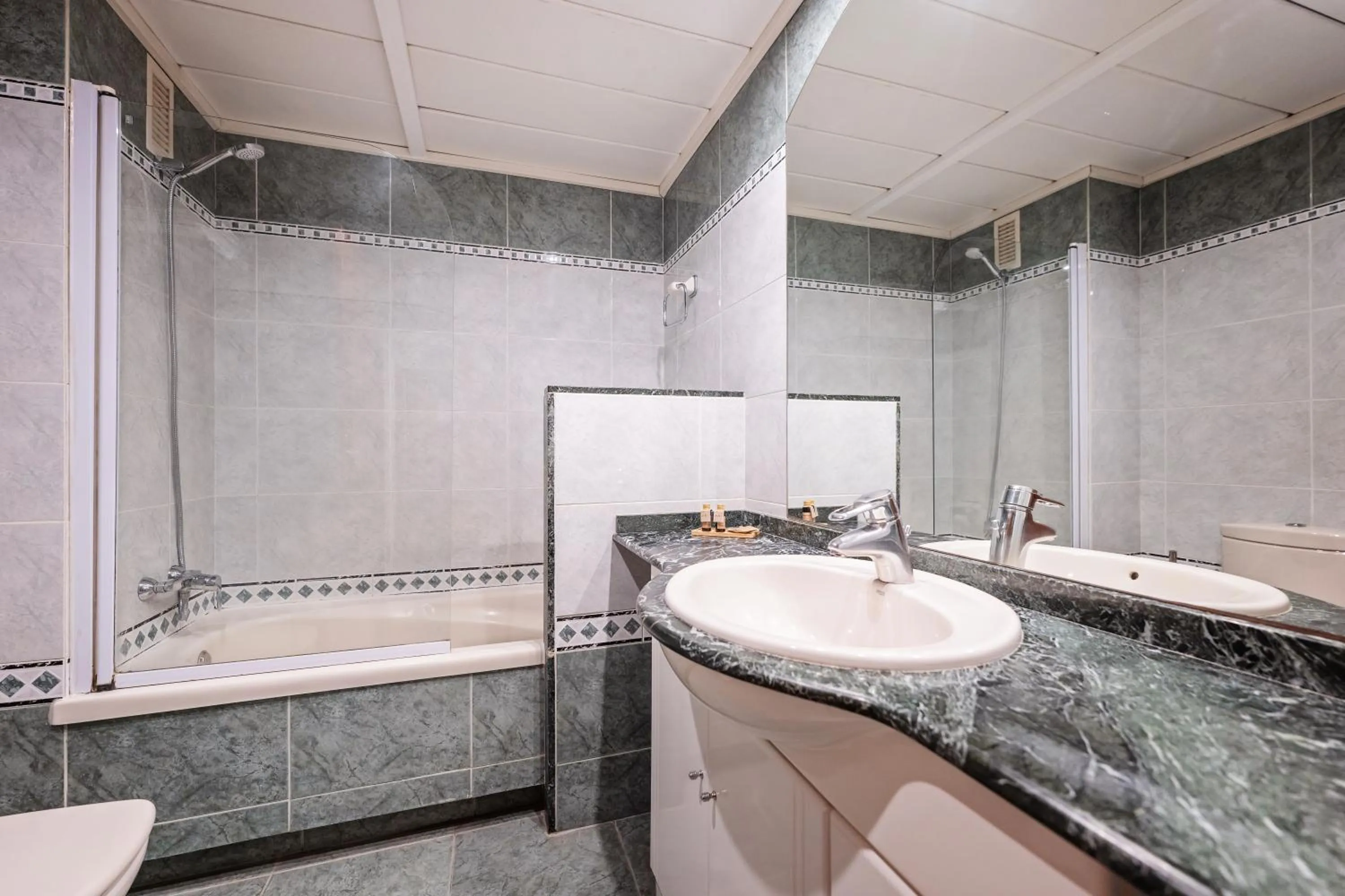 Shower in Aparthotel Napols - Abapart