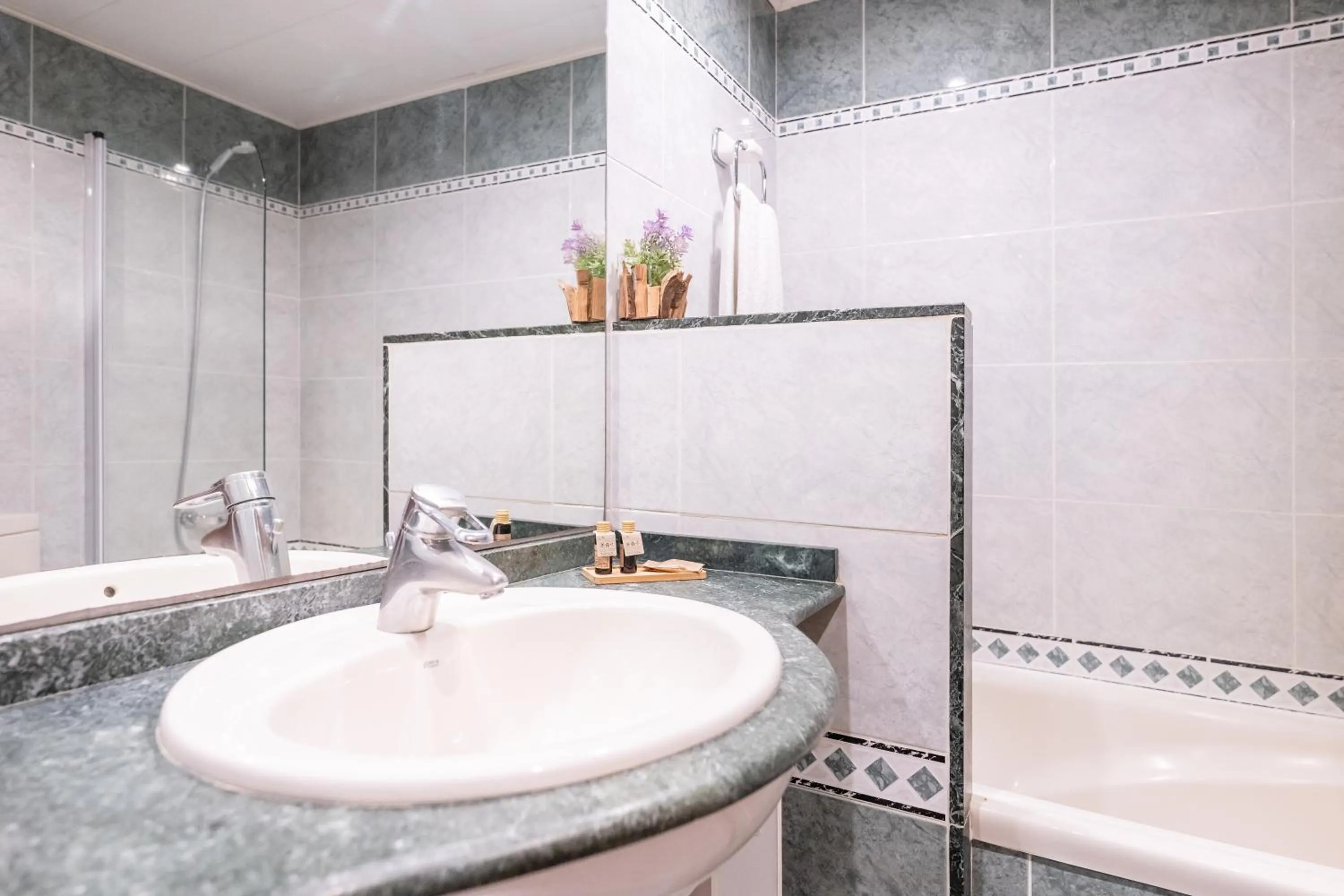 Shower in Aparthotel Napols - Abapart