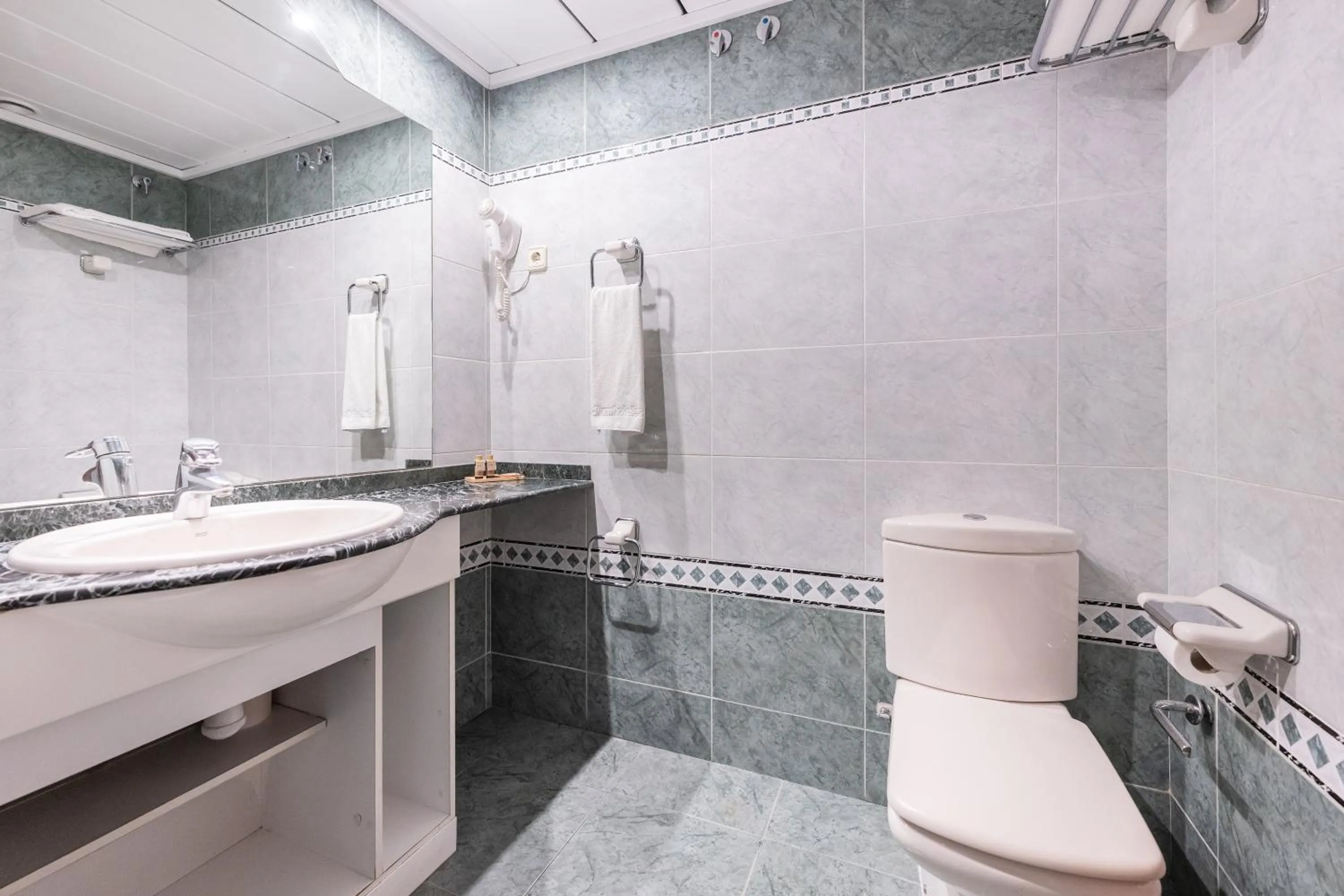 Shower in Aparthotel Napols - Abapart