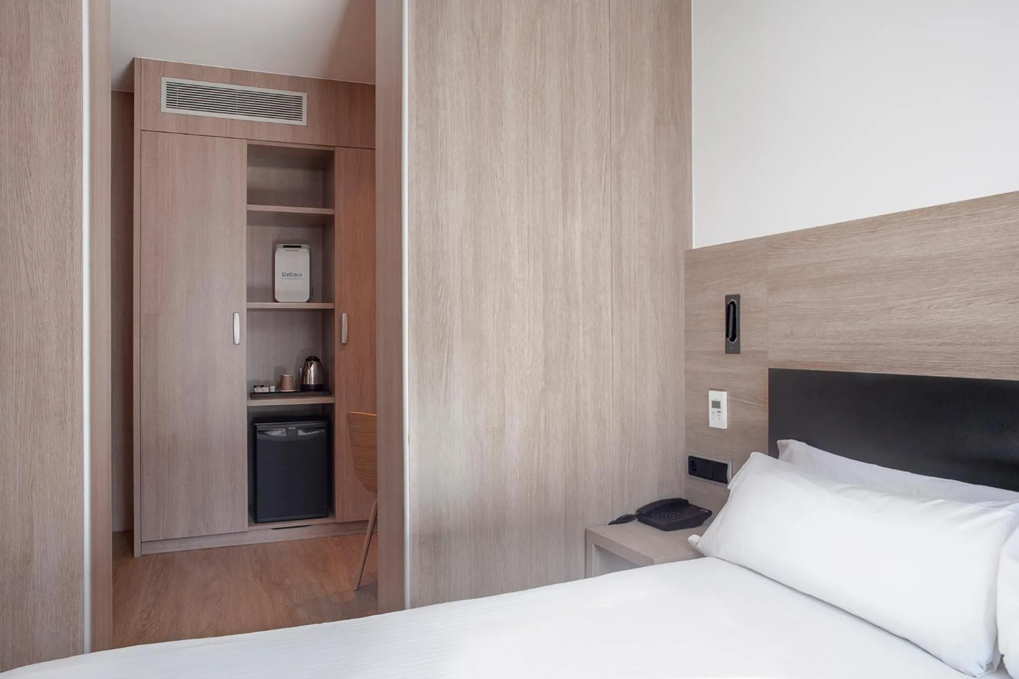 wardrobe, Bed in Hotel Lleó