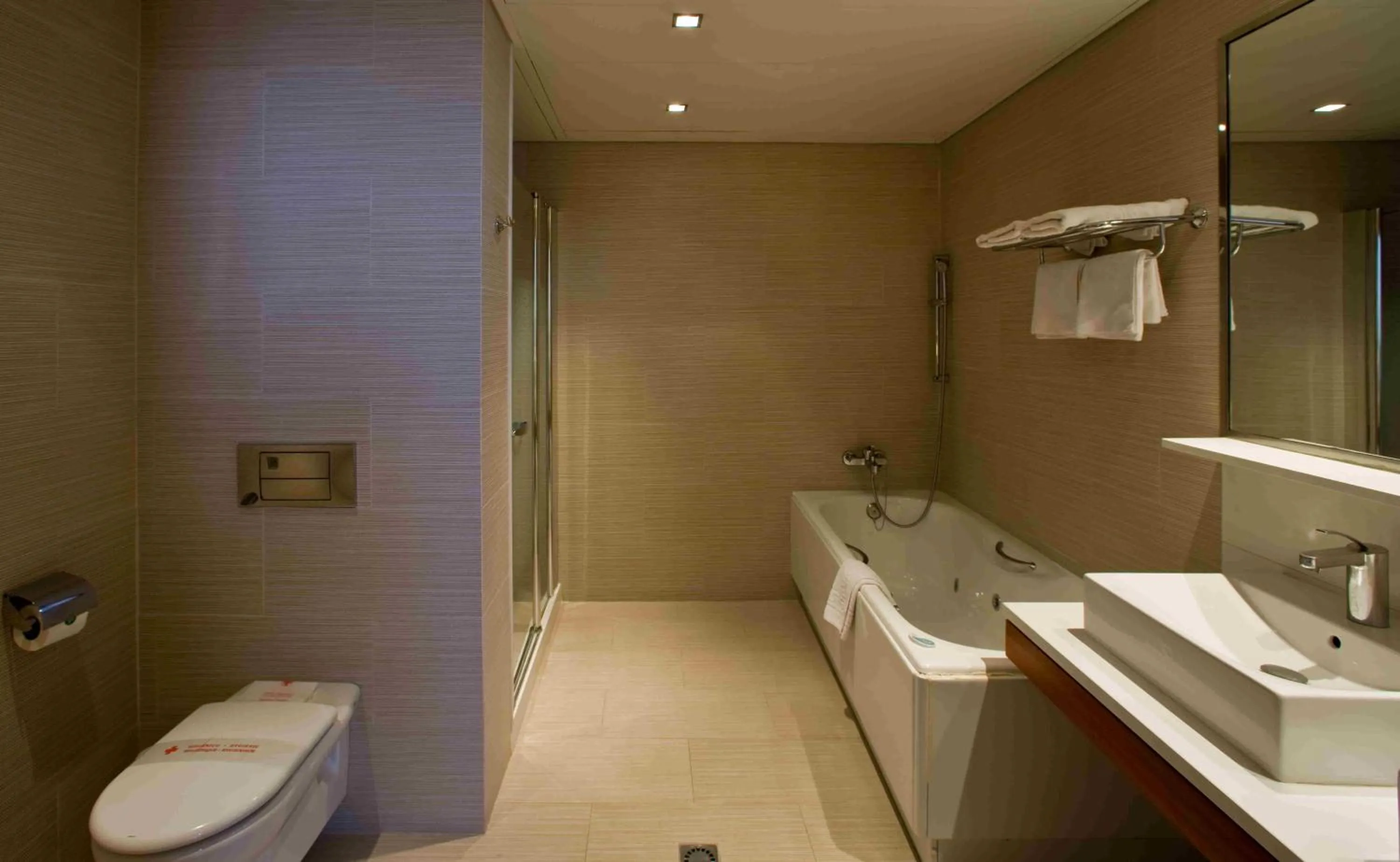 Bathroom in Hotel Lleó