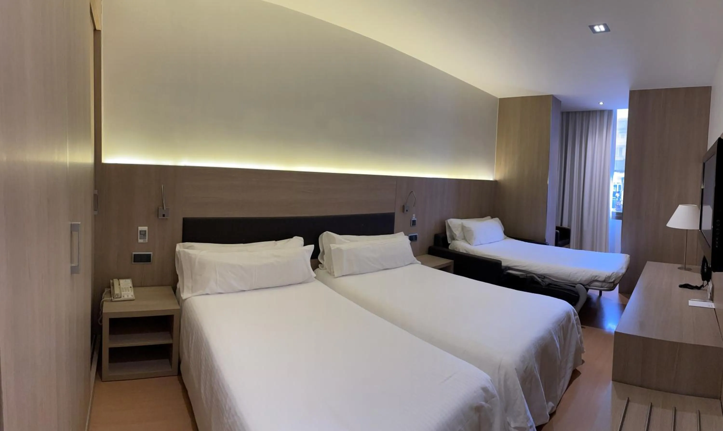 Bedroom, Bed in Hotel Lleó