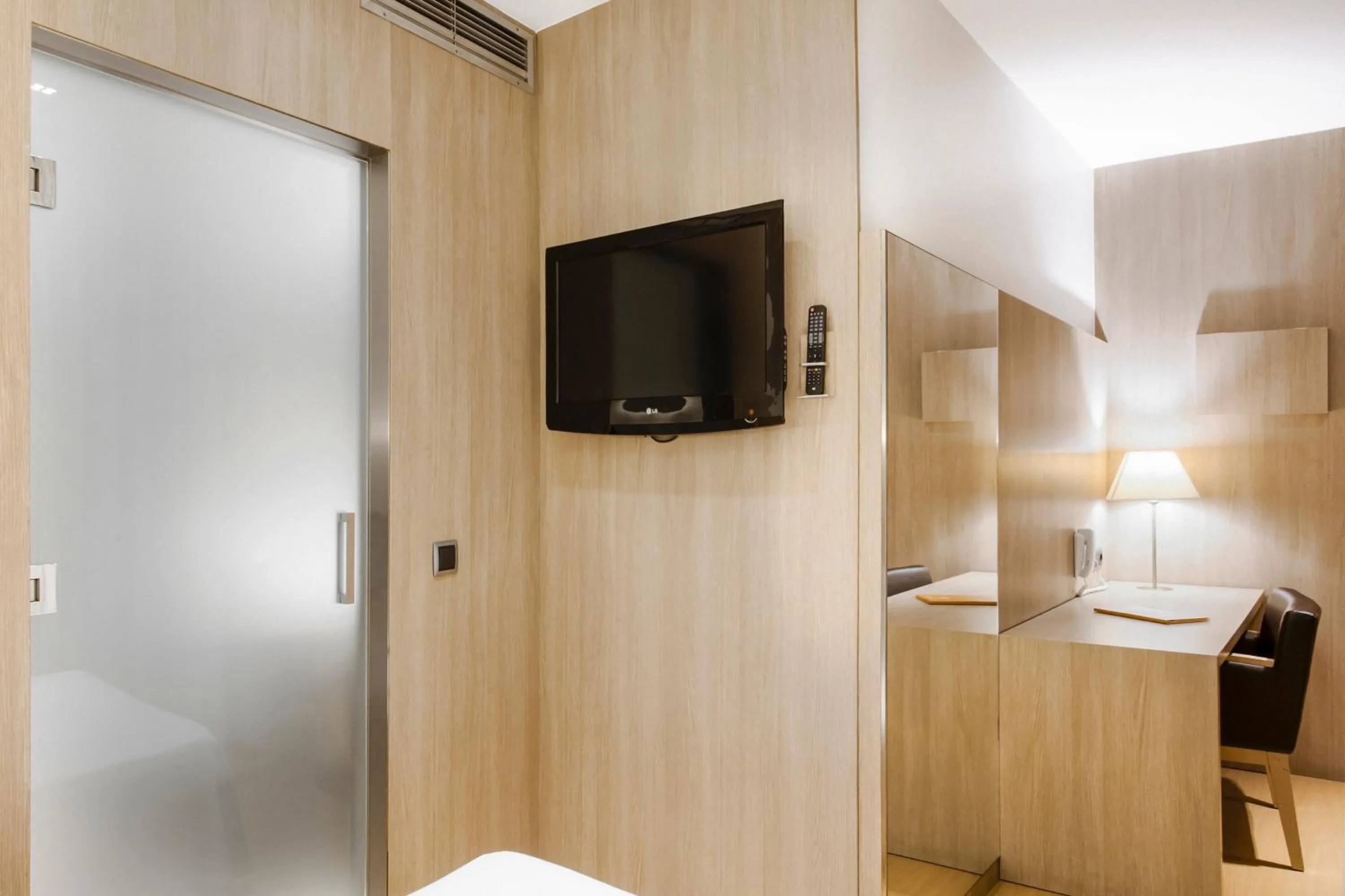 TV and multimedia, Bed in Hotel Lleó