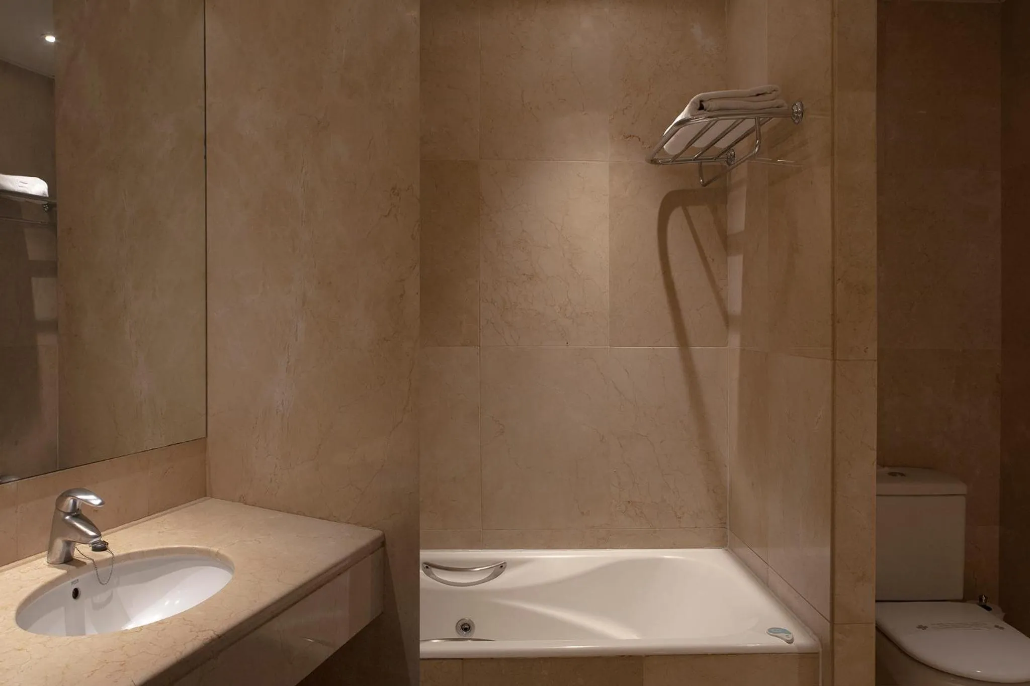 Bathroom in Hotel Lleó