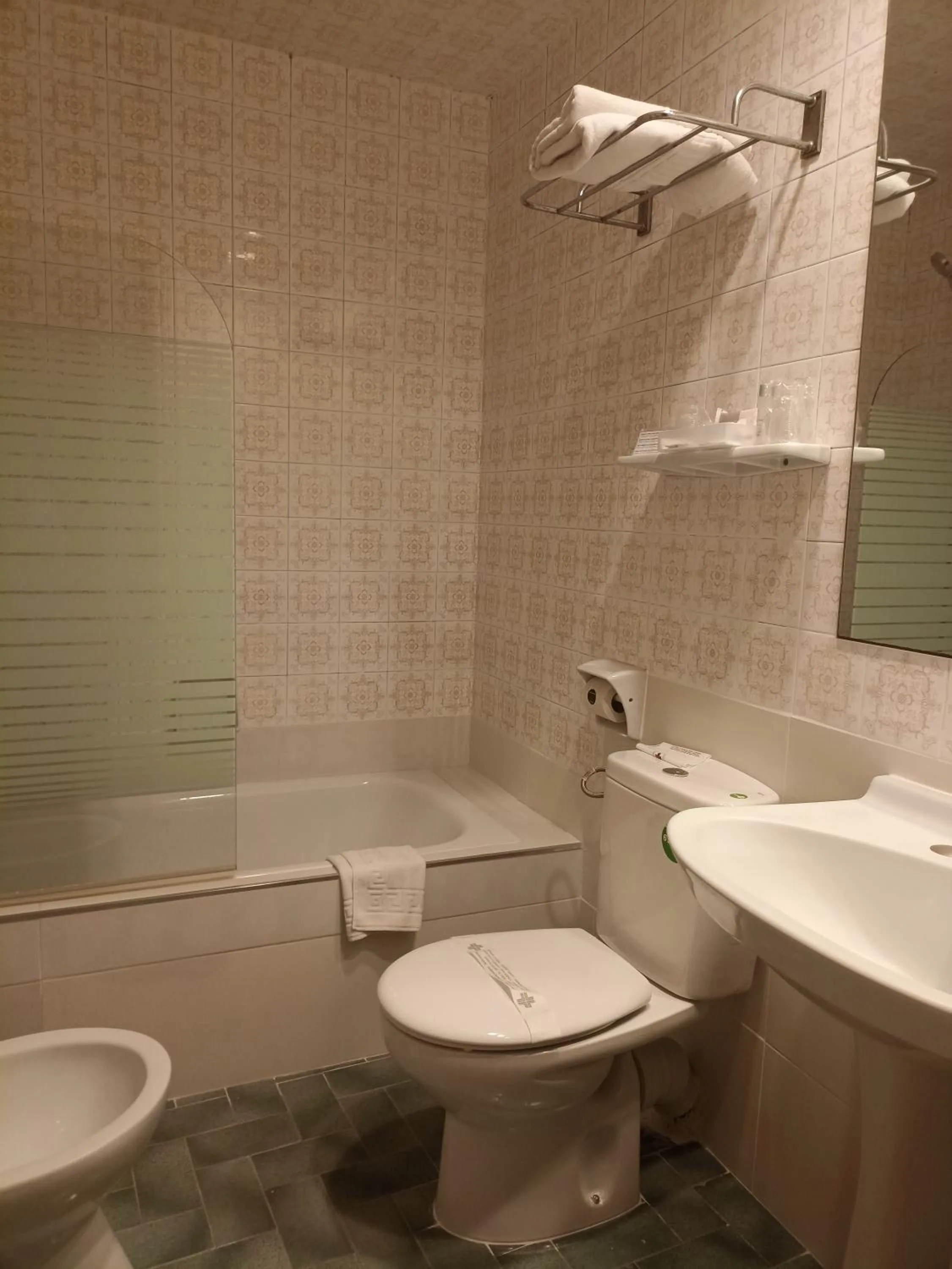 Bathroom in Hotel Lleó