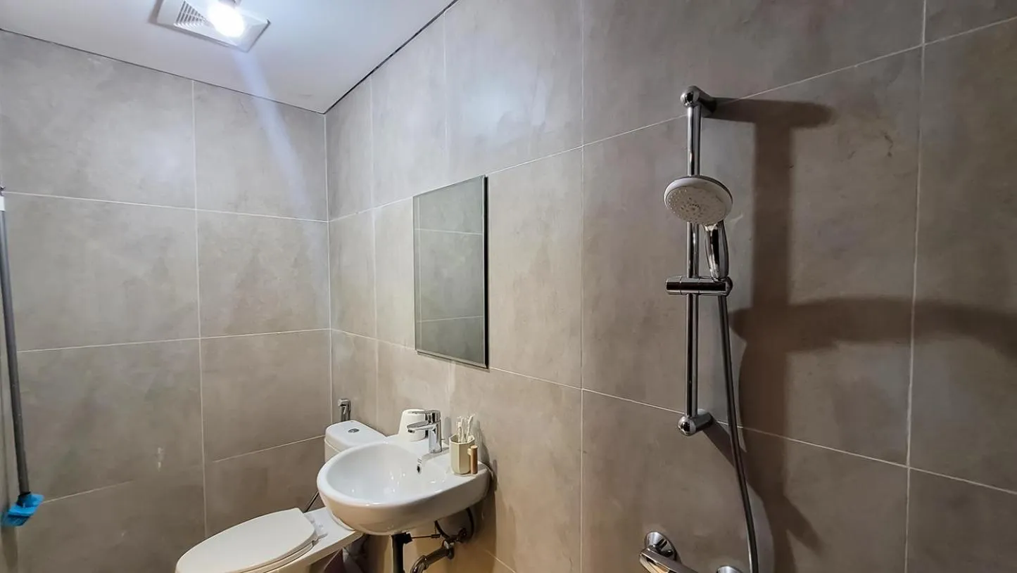 Shower in Palam Mansion at Meisterstadt Pollux Habibie Apartment