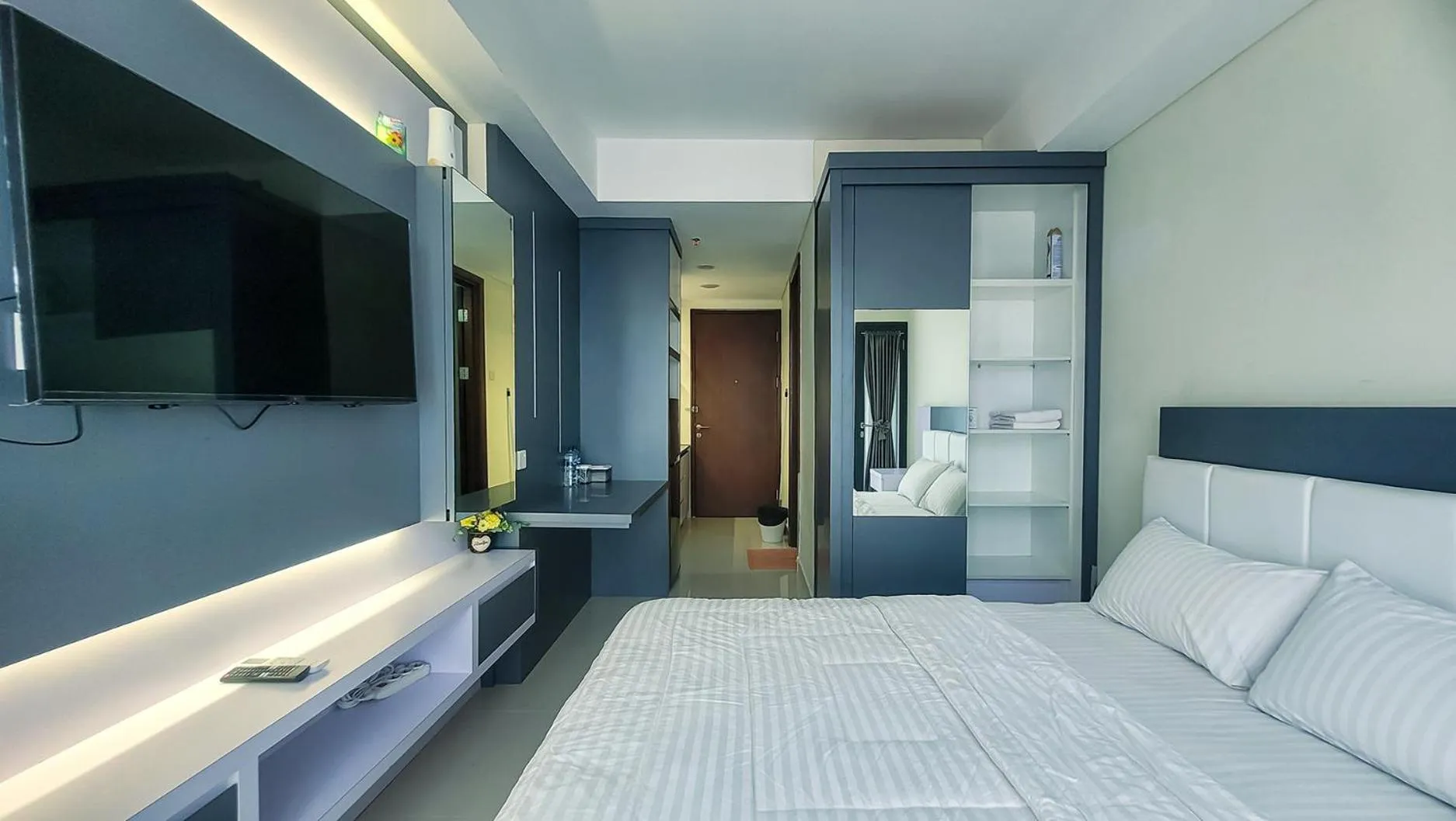 Photo of the whole room, Bed in Palam Mansion at Meisterstadt Pollux Habibie Apartment