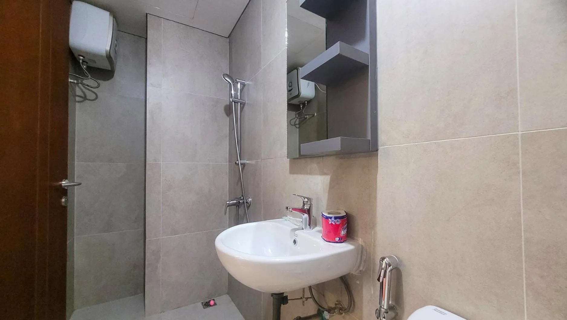 Shower in Palam Mansion at Meisterstadt Pollux Habibie Apartment