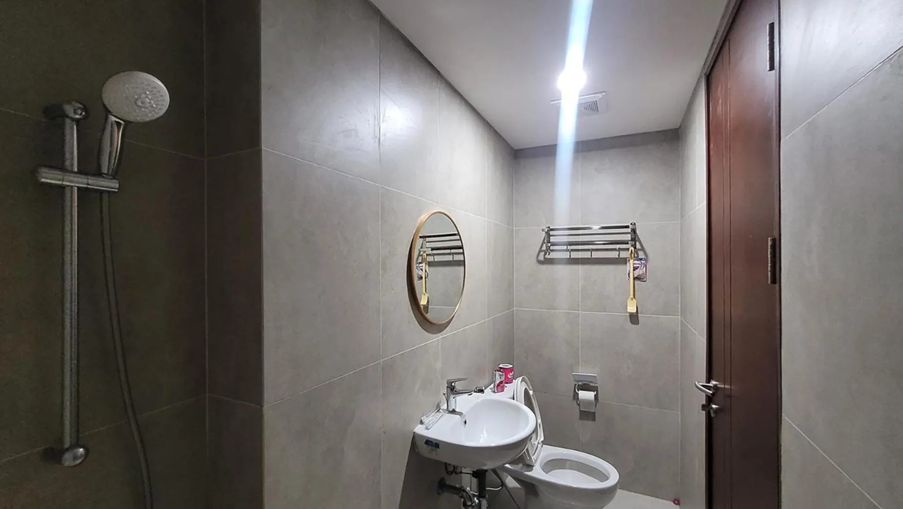 Shower in Palam Mansion at Meisterstadt Pollux Habibie Apartment