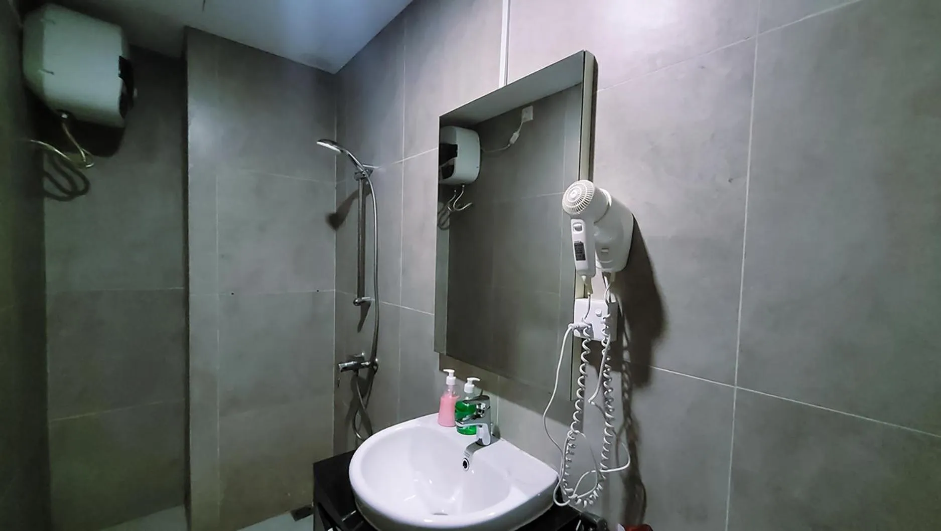 Shower in Palam Mansion at Meisterstadt Pollux Habibie Apartment