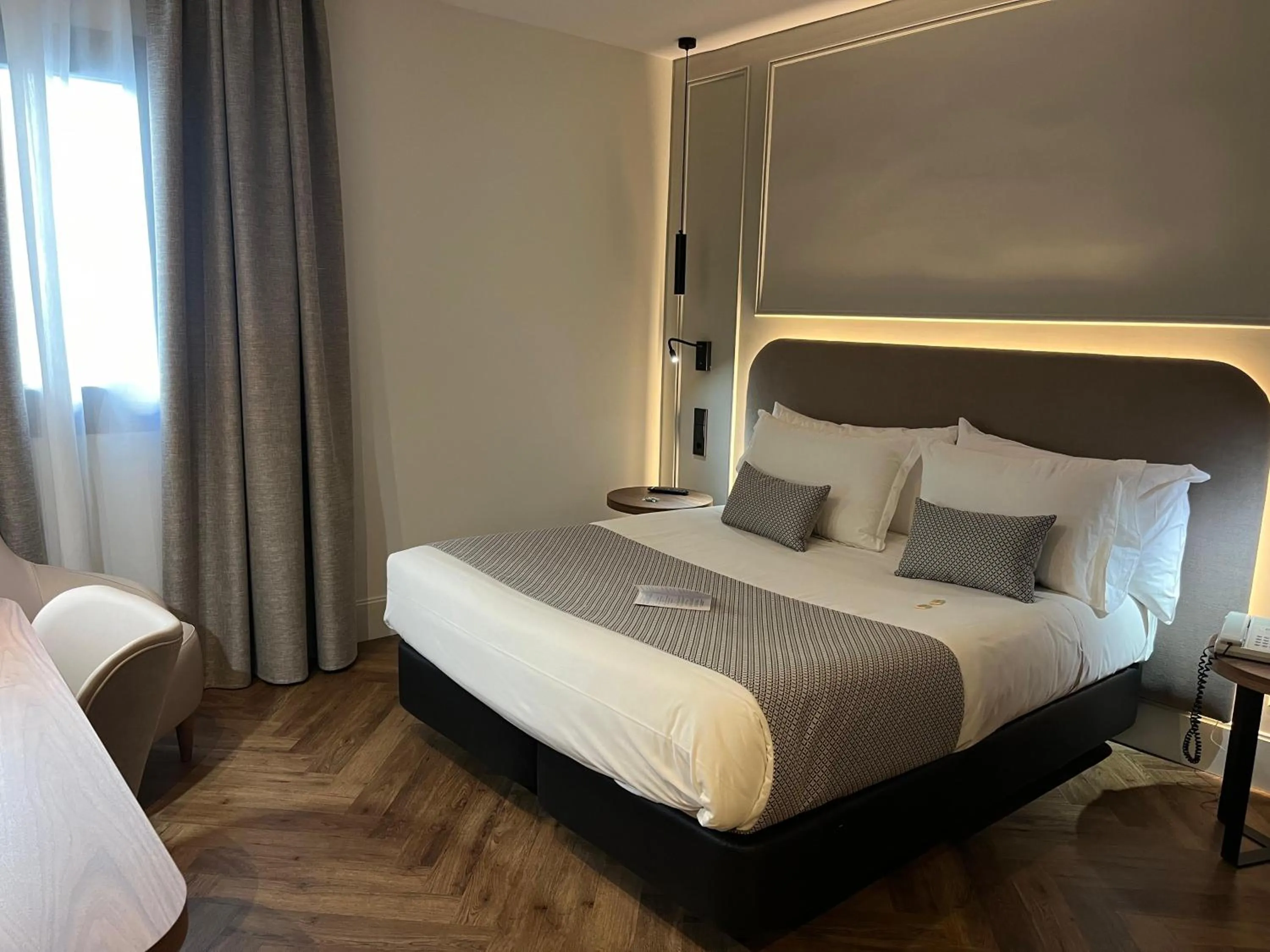 Bedroom, Bed in Silken Rona Dalba