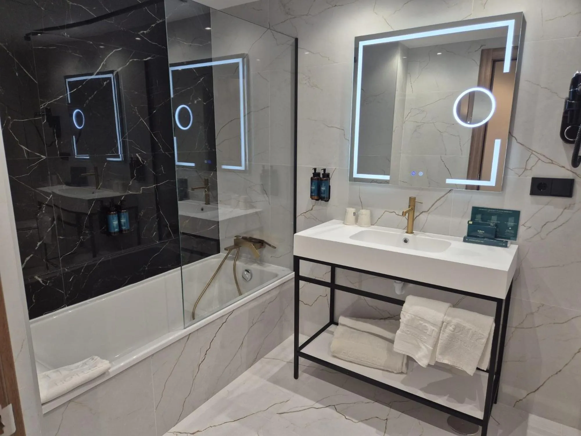 Shower in Silken Rona Dalba