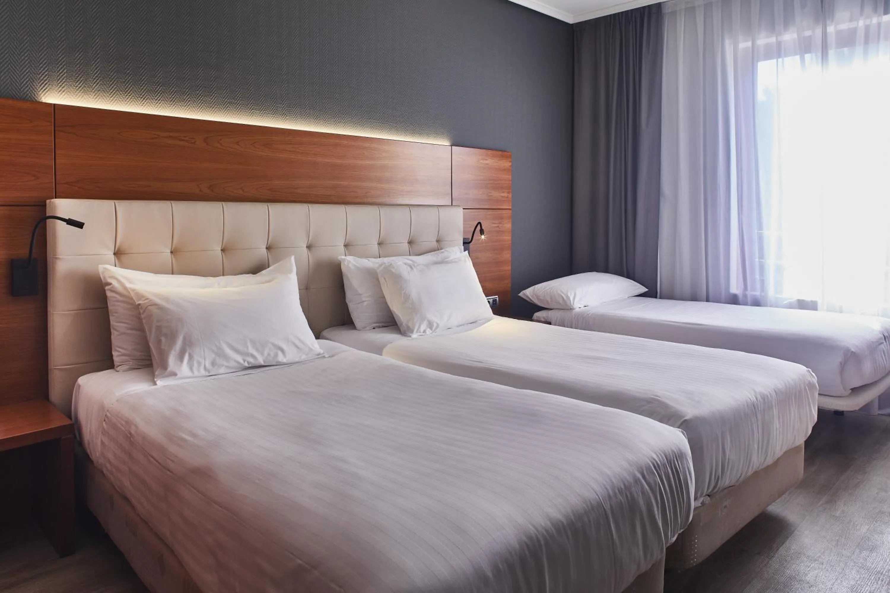 Standard Double Room with Extra Bed for Child in Hotel Silken Amara Plaza