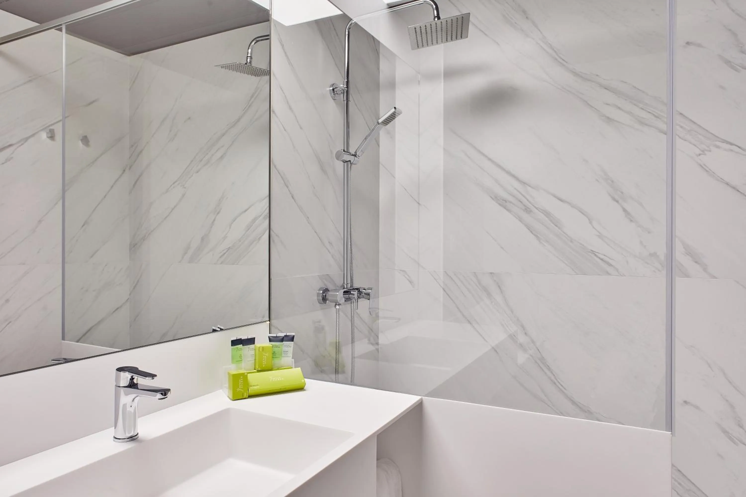 Shower in Silken Reino de Aragón