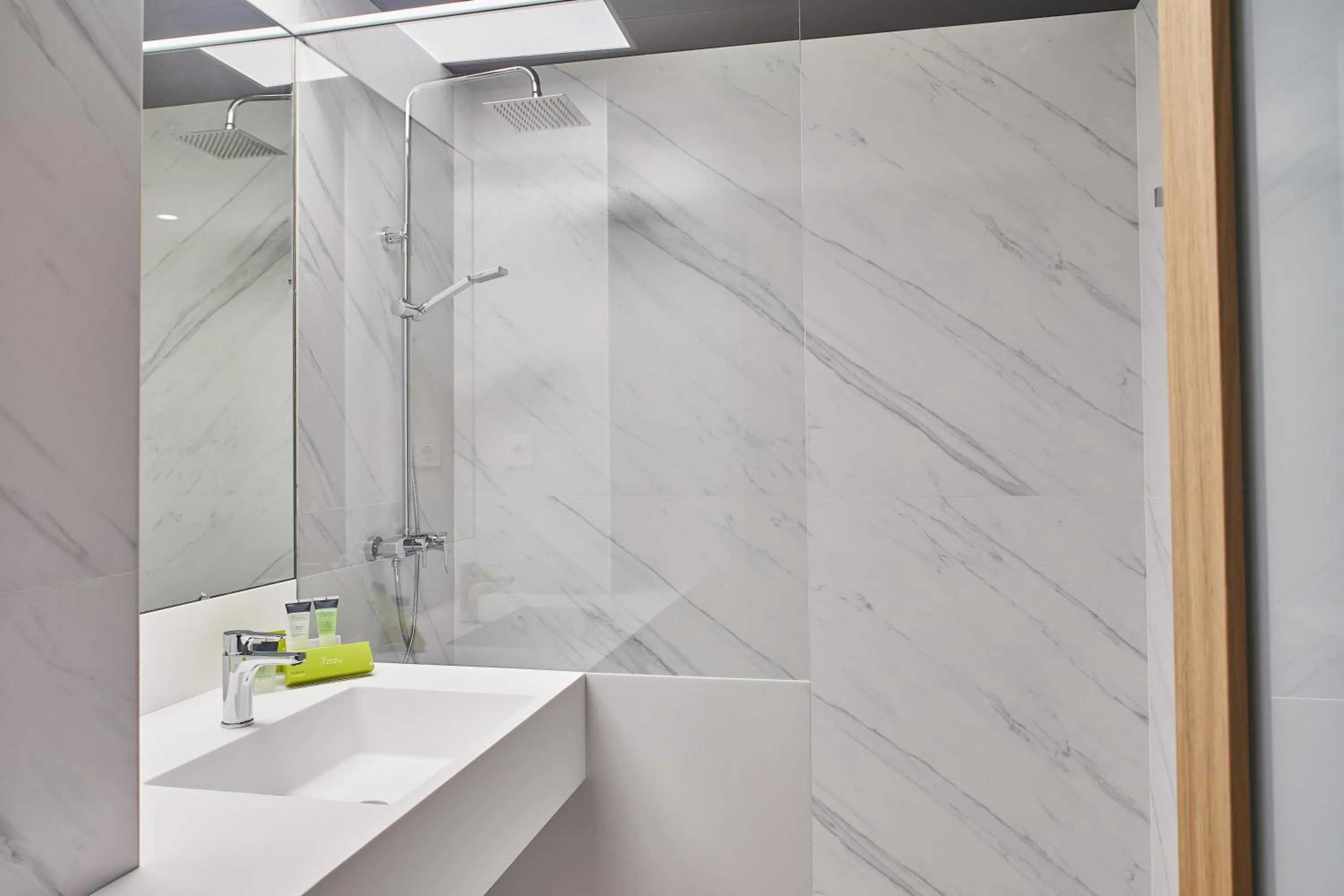 Shower in Silken Reino de Aragón