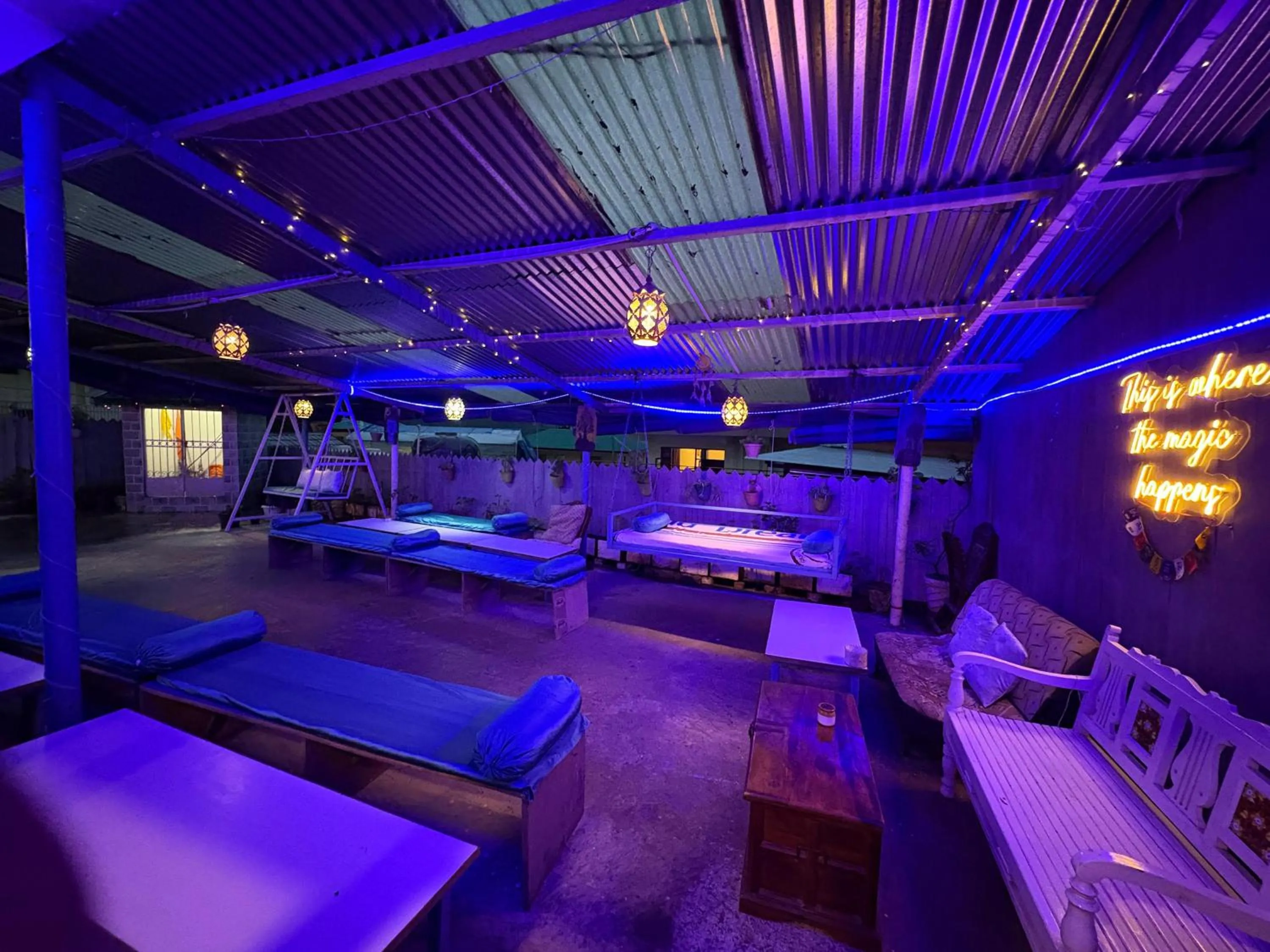 Communal lounge/ TV room in LA SIESTA INDIA MCLEODGANJ