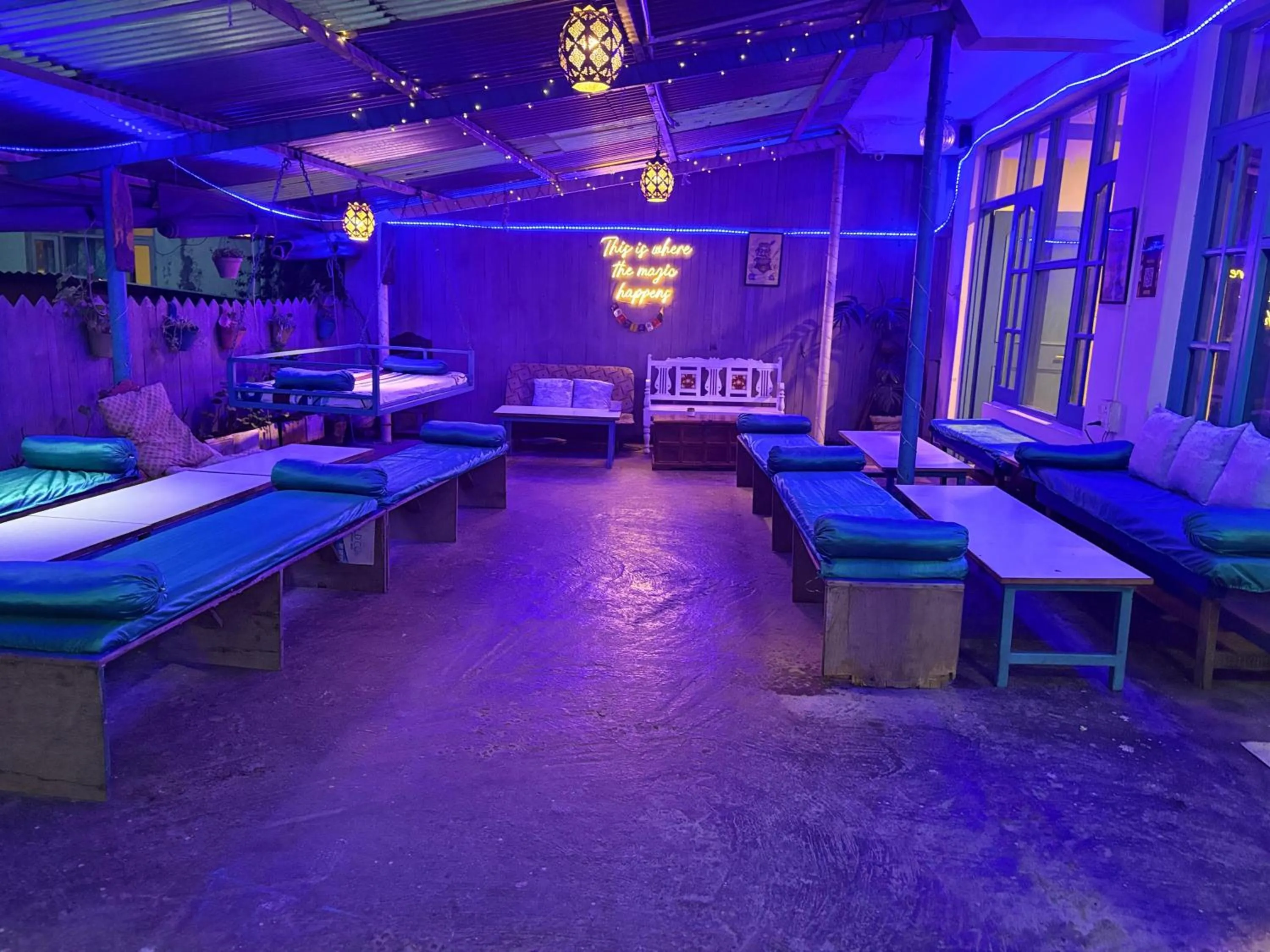 Communal lounge/ TV room in LA SIESTA INDIA MCLEODGANJ