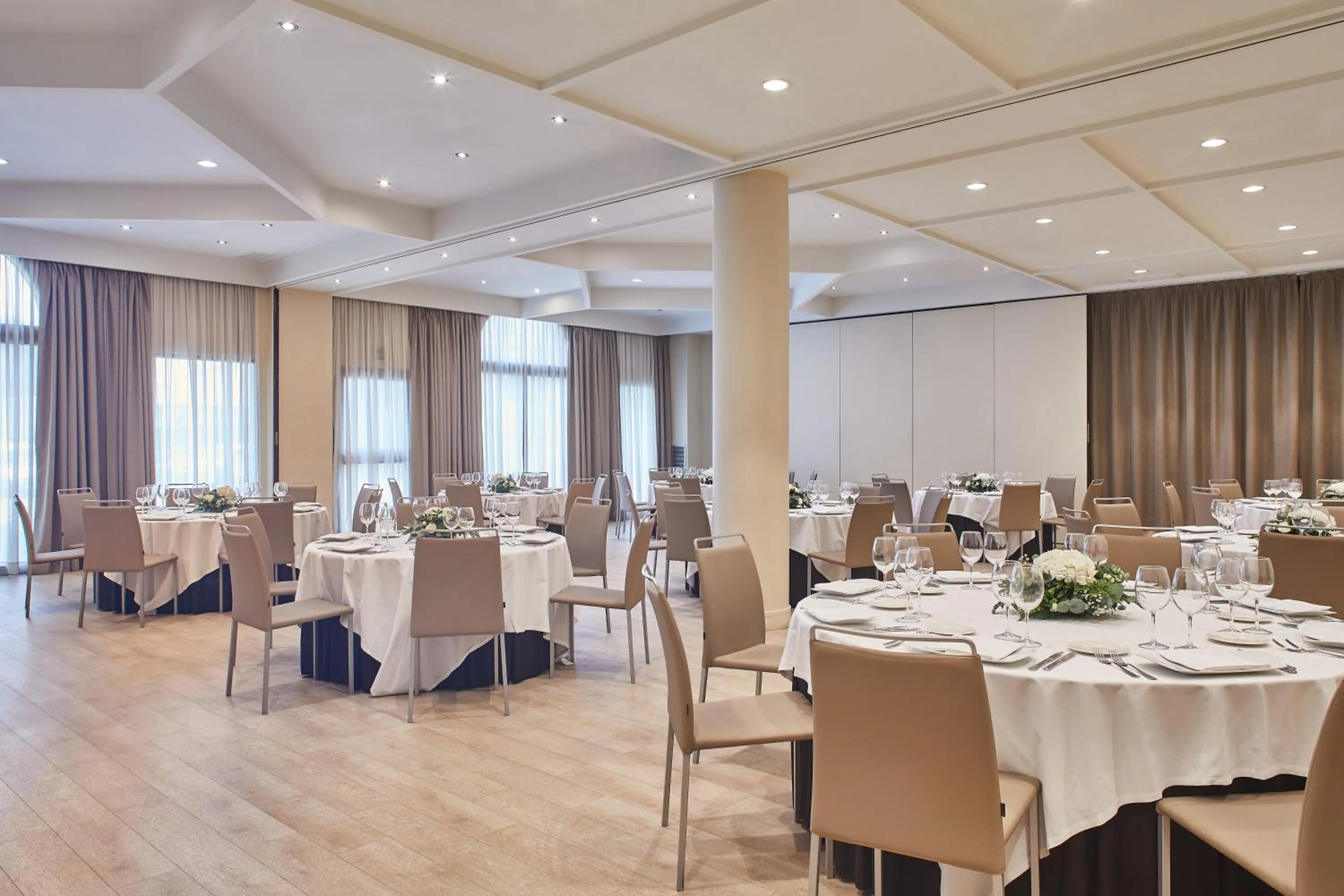 Lounge or bar in Silken Ciudad de Vitoria