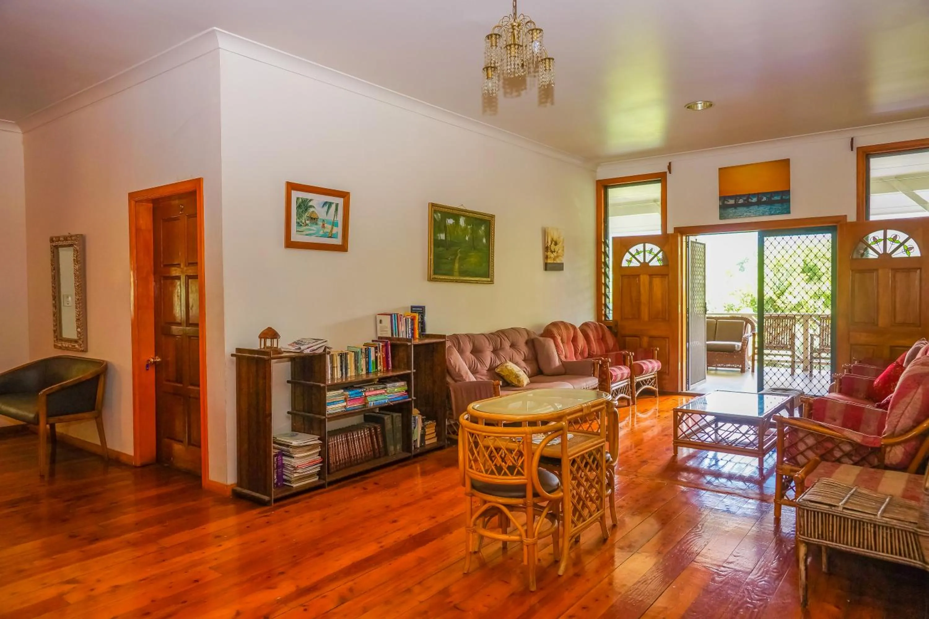 Communal lounge/ TV room in Lynn's Getaway Hotel