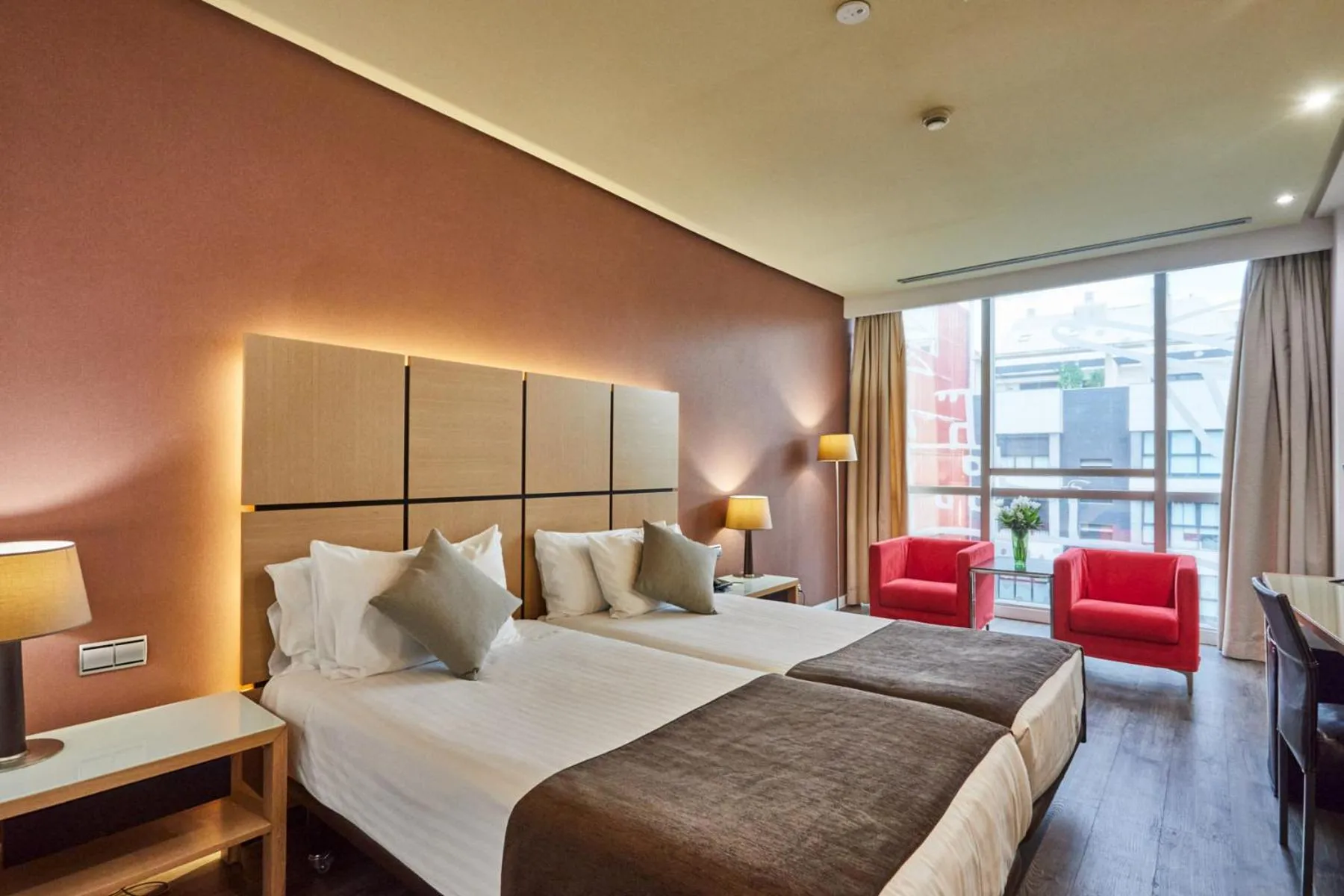 Photo of the whole room, Bed in Silken Puerta Valencia