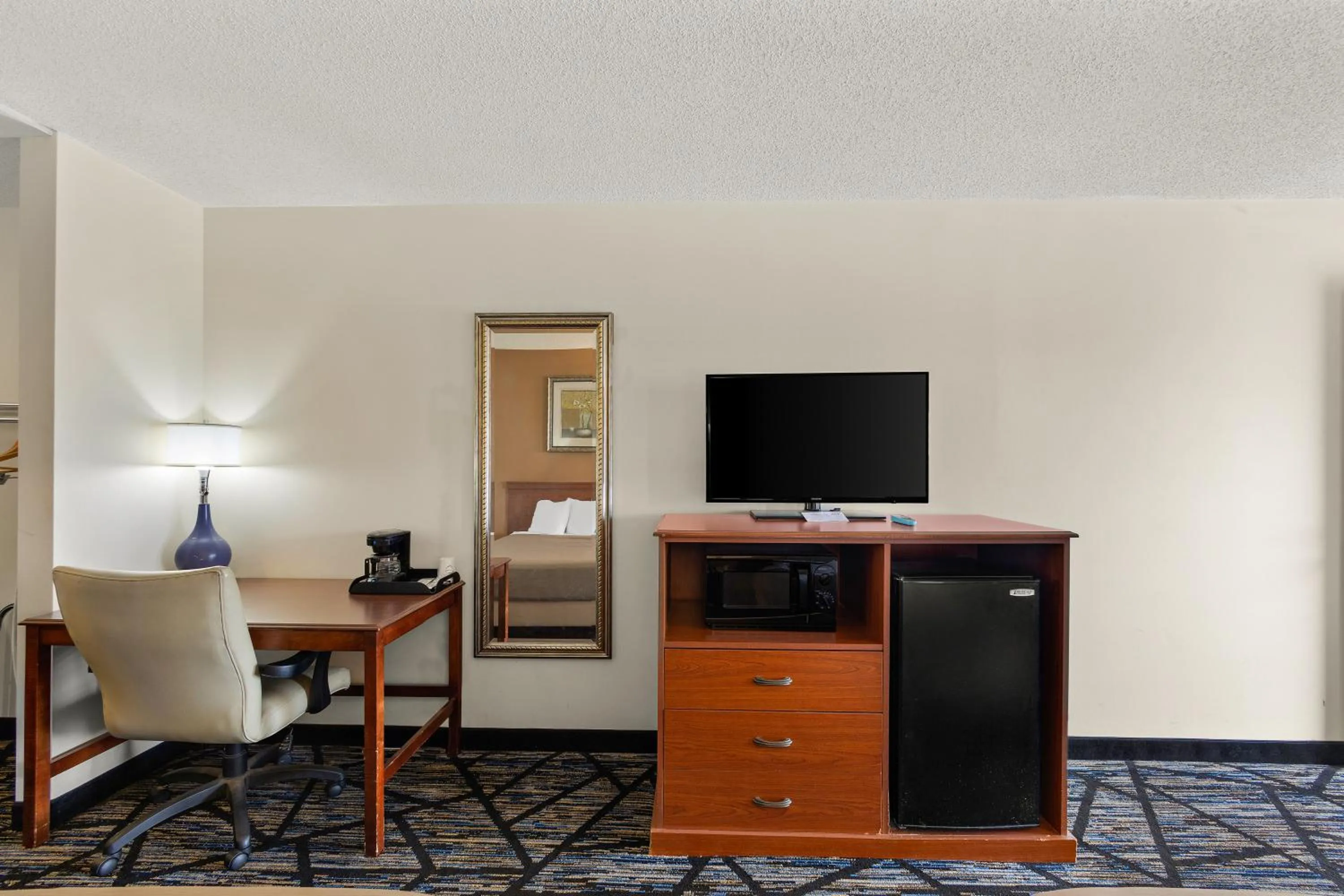 TV and multimedia in Americas Best Value Inn-Celina