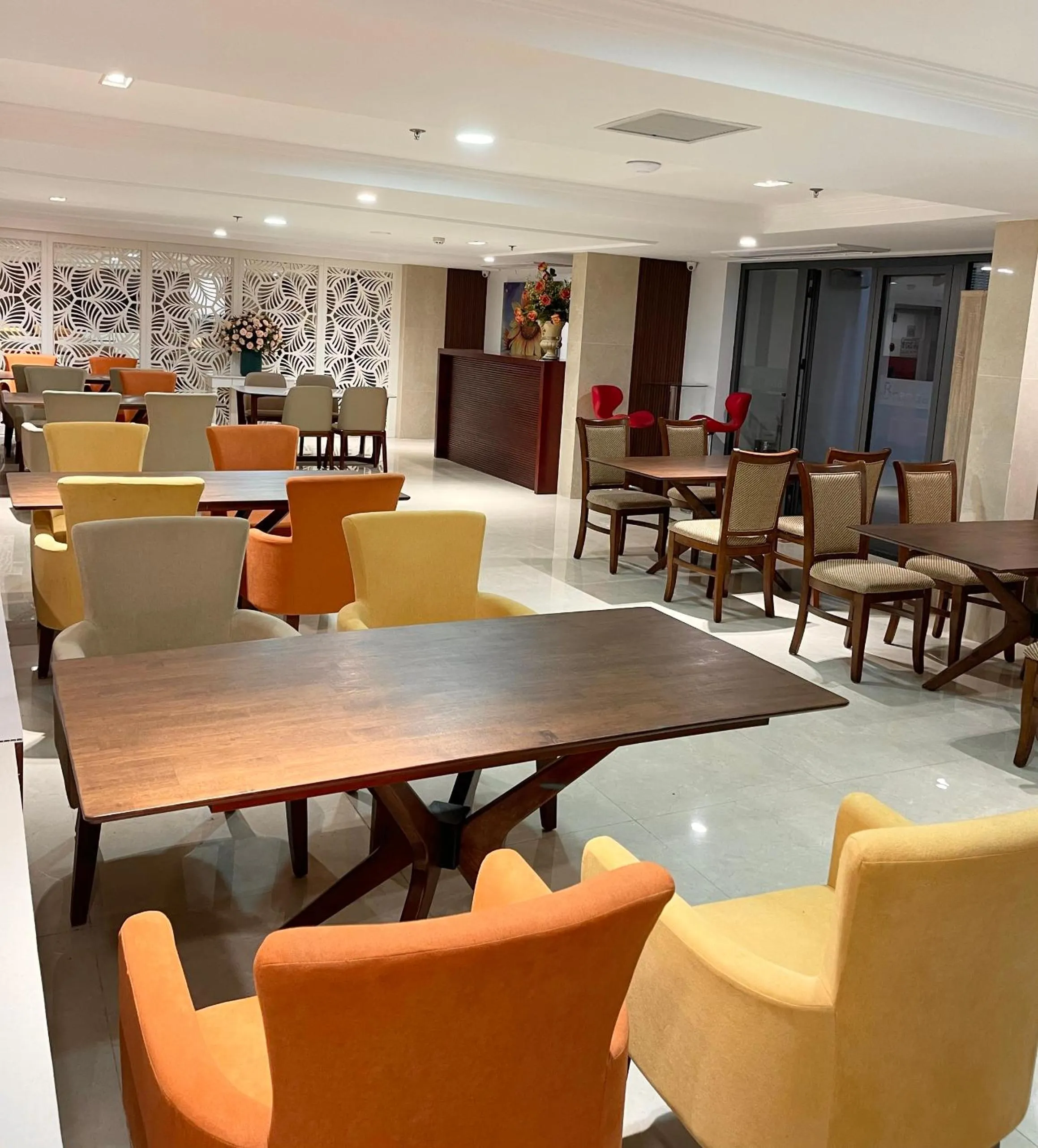 Restaurant/places to eat in Branda Apartment & Hotel