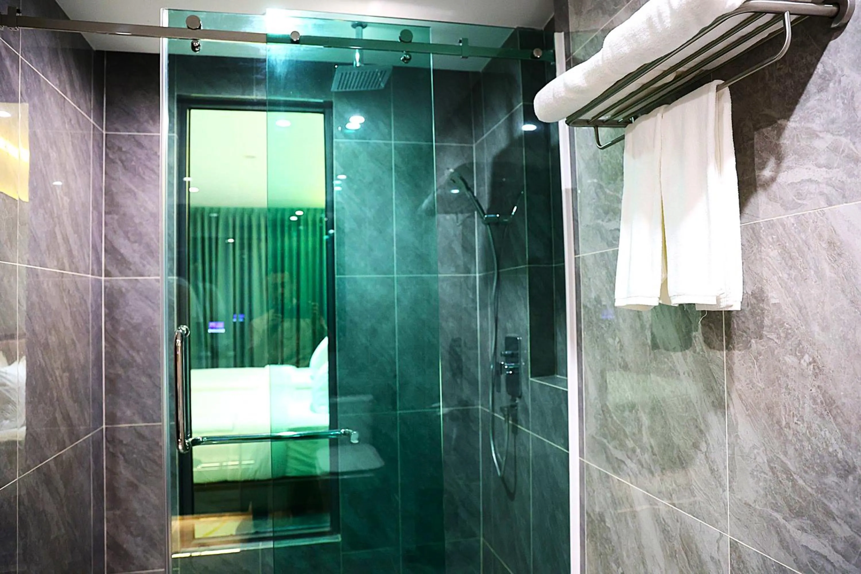 Shower in Castle Bayview Resort & Spa