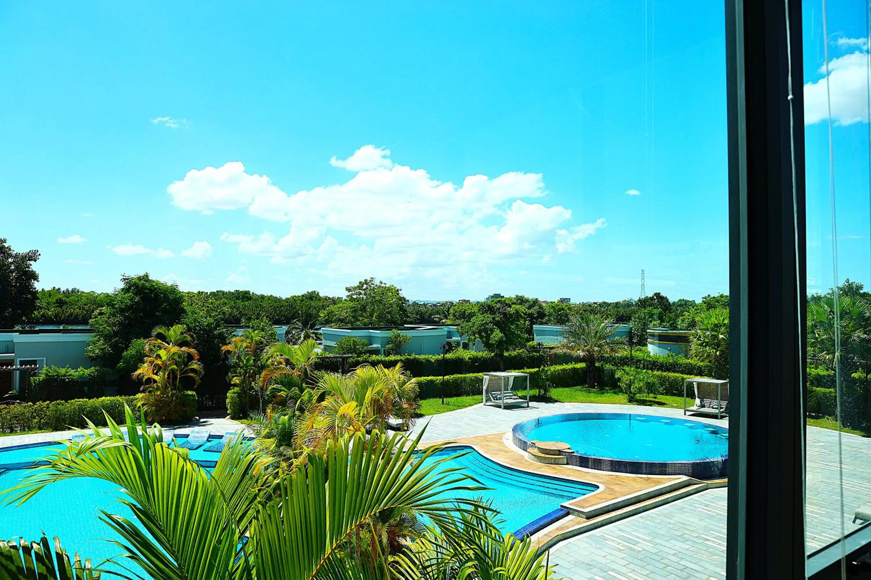 Swimming pool in Castle Bayview Resort & Spa