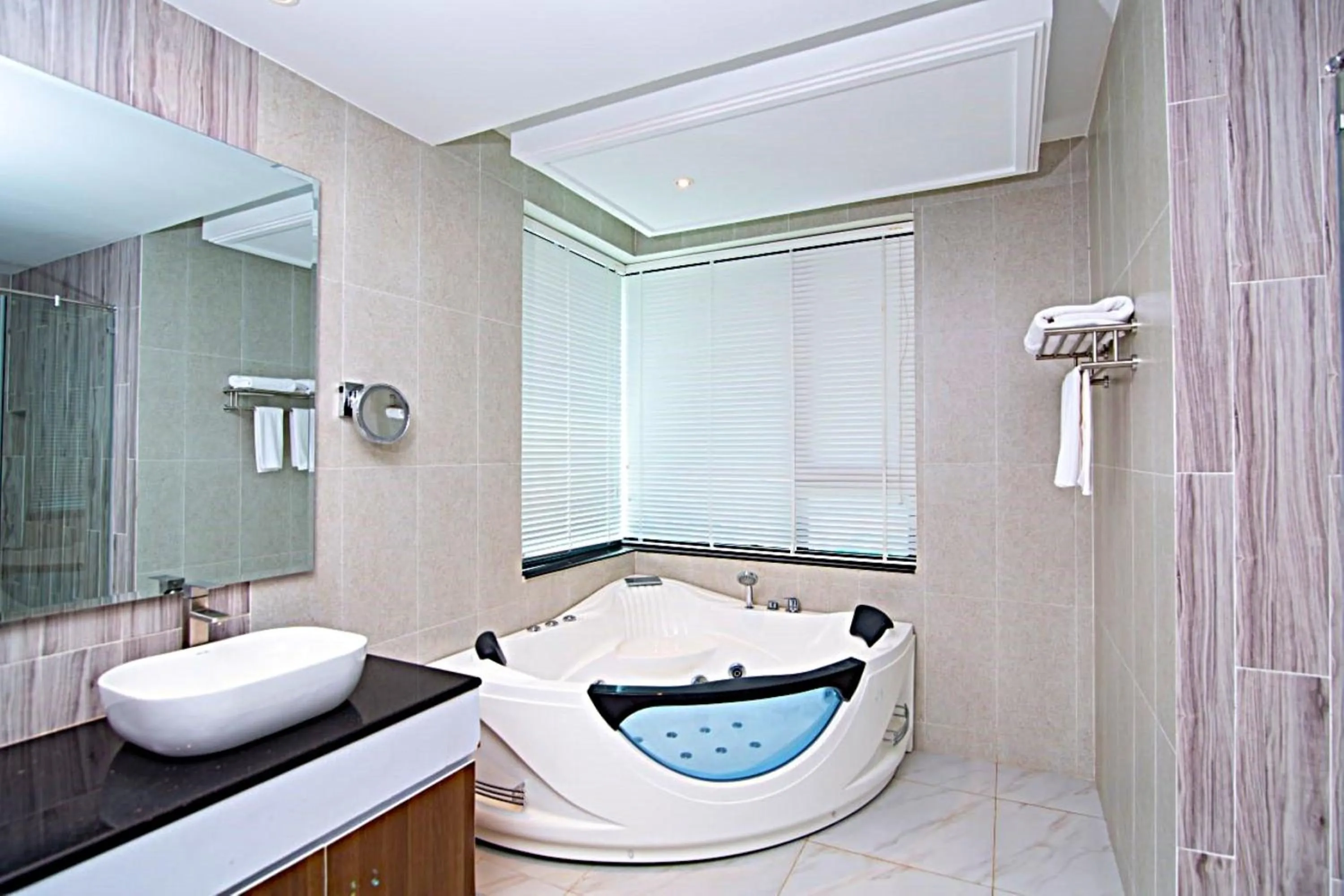 Hot Tub in Castle Bayview Resort & Spa