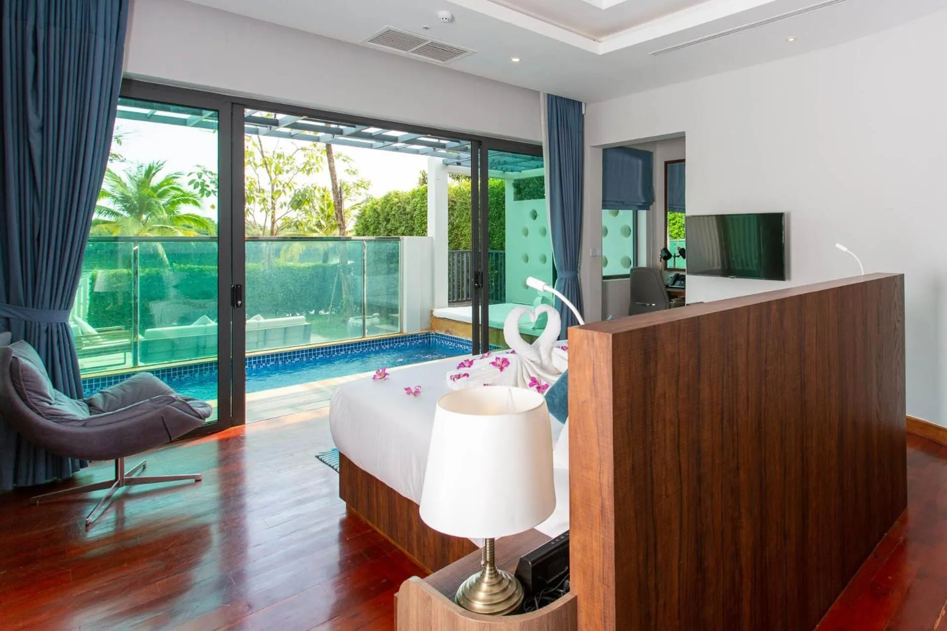 Swimming pool in Castle Bayview Resort & Spa