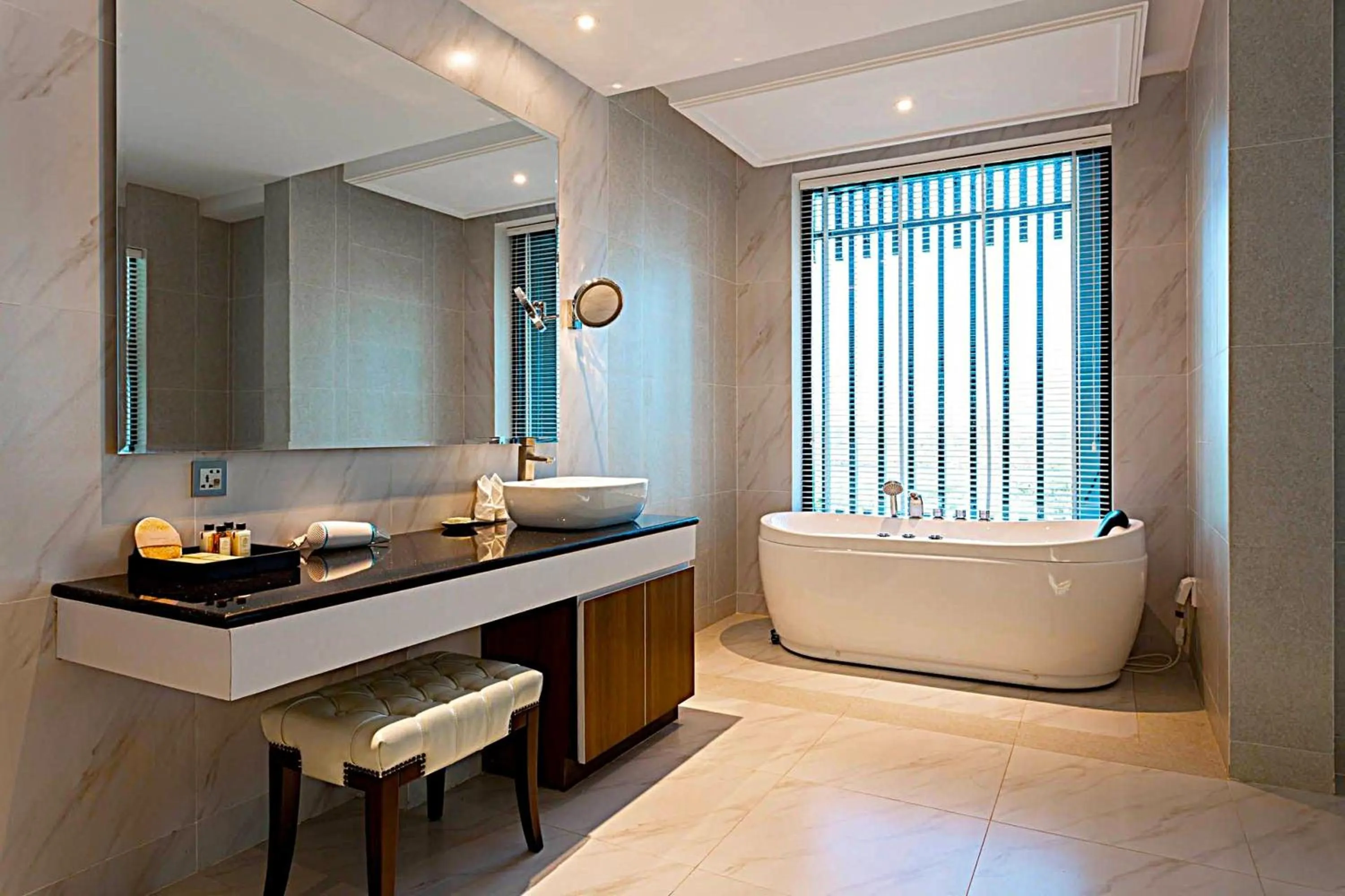 Hot Tub in Castle Bayview Resort & Spa