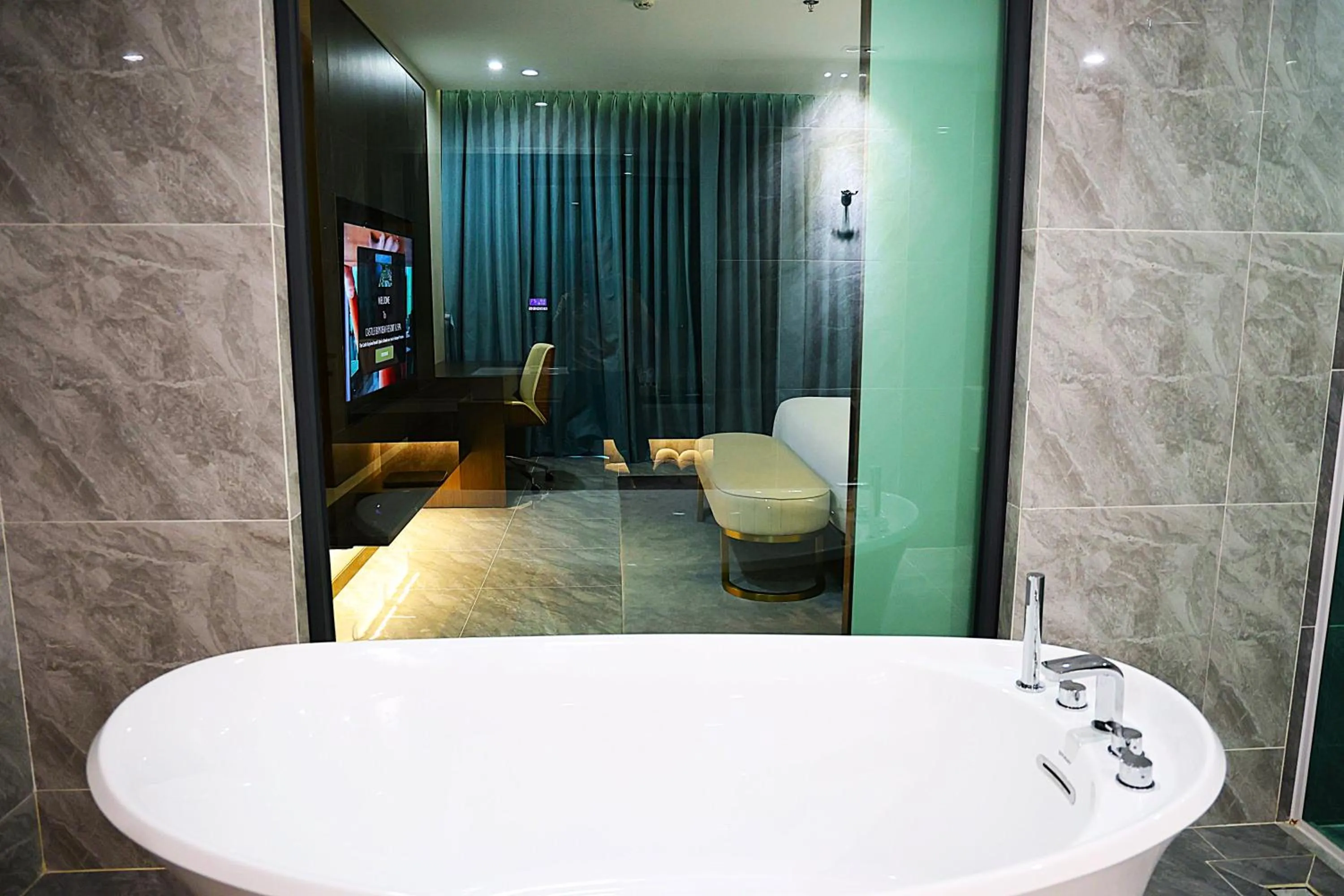 Hot Tub in Castle Bayview Resort & Spa