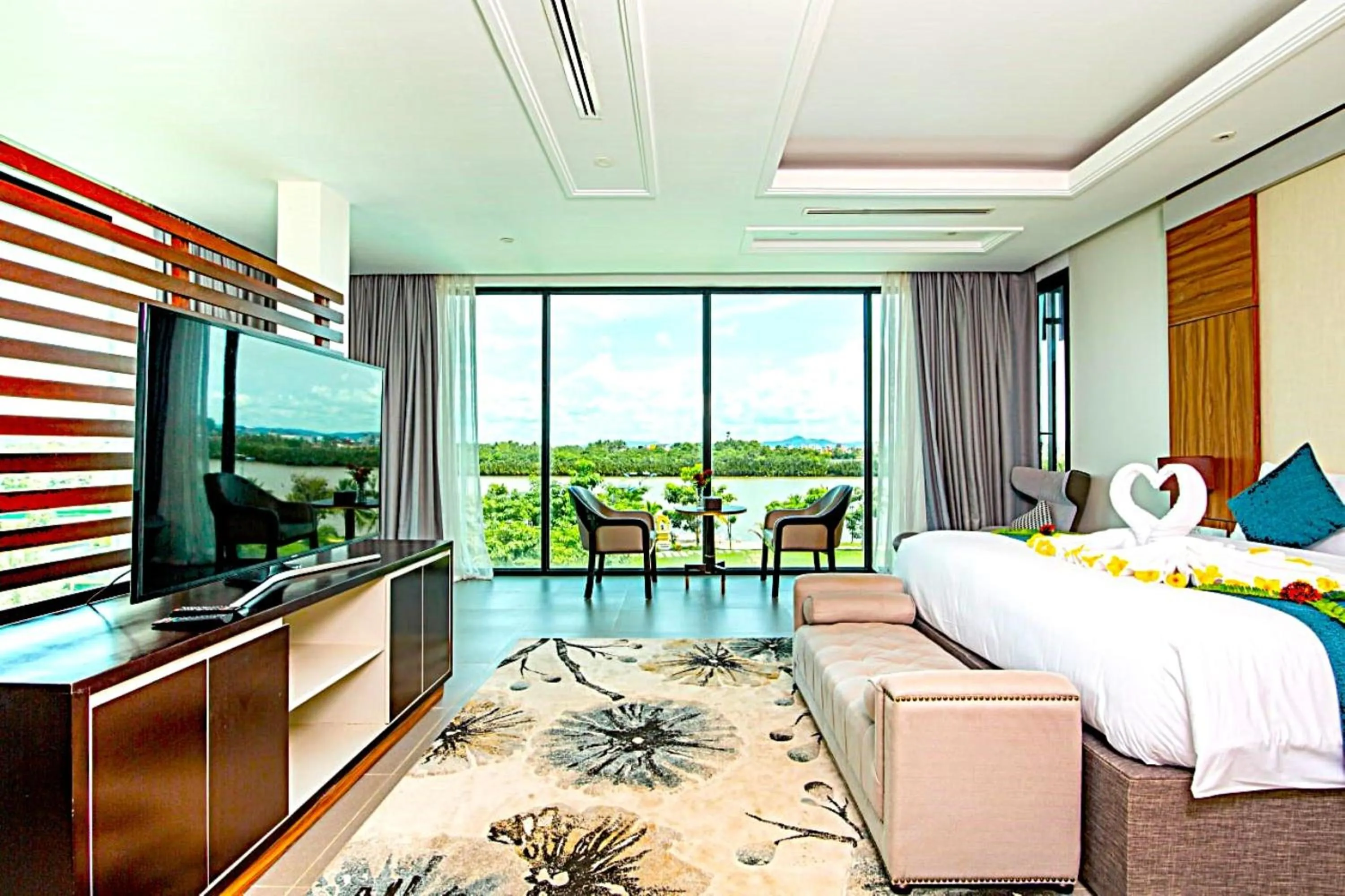 TV and multimedia, Bed in Castle Bayview Resort & Spa